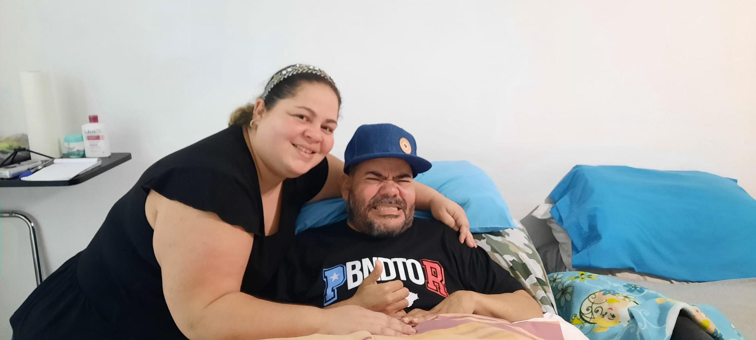 Angélica Rivera Rosario explica cómo ha sido este difícil tiempo para su esposo Carlos Rodríguez Maldonado, y sus hijas, quienes precisan de varios servicios y artículos en su hogar para continuar con la recuperación del paciente.