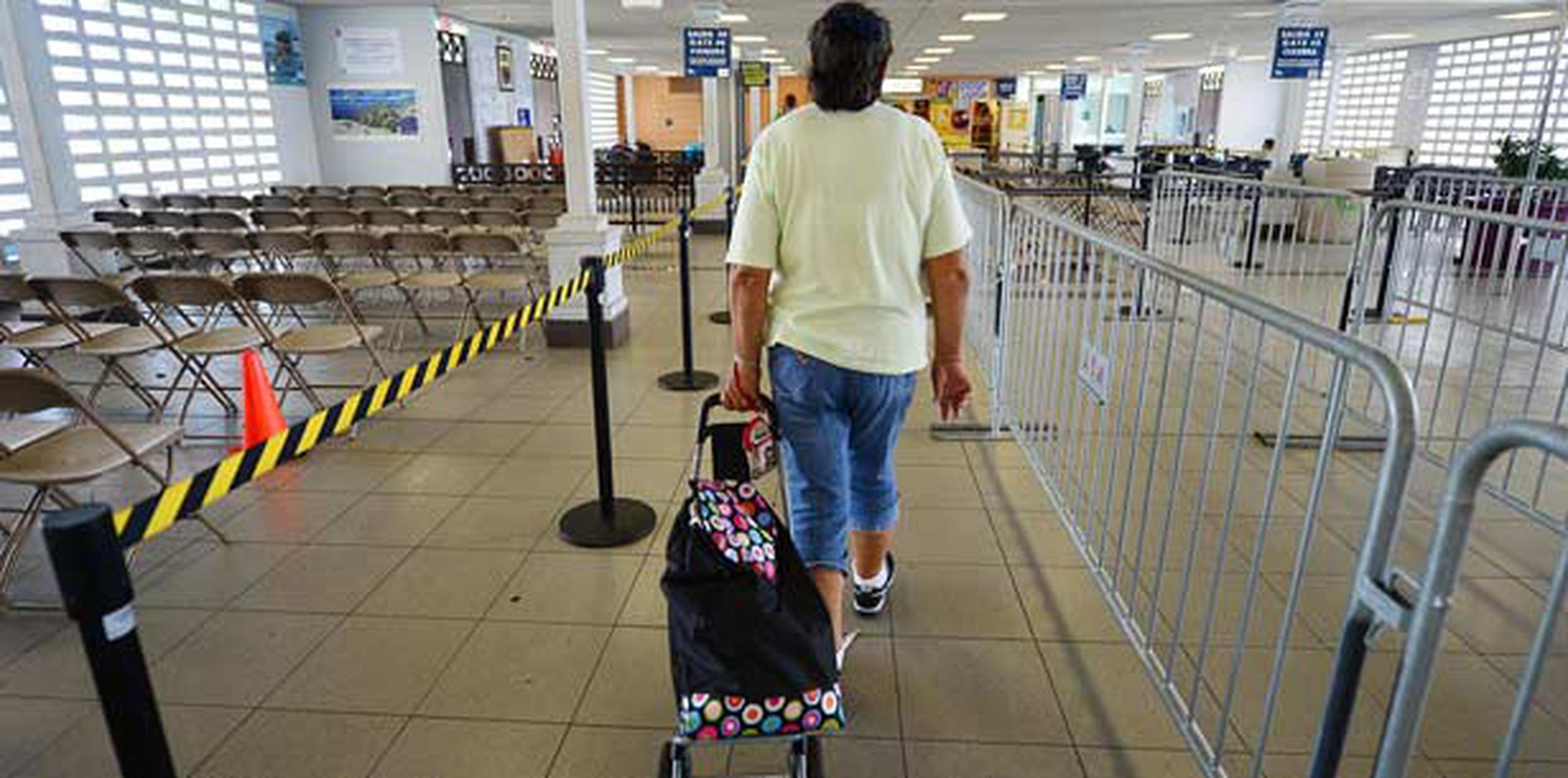 Cerca de 517 personas,  en su mayoría turistas, abandonaron Vieques durante los viajes de las lanchas en la mañana.  (luis.alcaladelolmo@gfrmedia.com)
