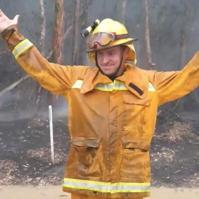 Un bombero festejando la caída de la lluvia en Leongatha, Australia. (Facebook / Leongatha Fire Brigade)