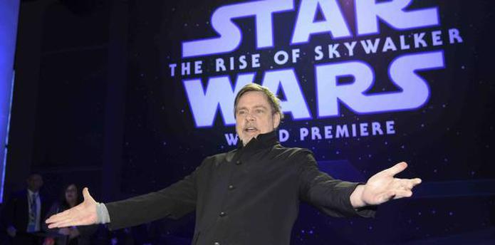 Mark Hamill saluda desde la premiere mundial de Star Wars. (AP)