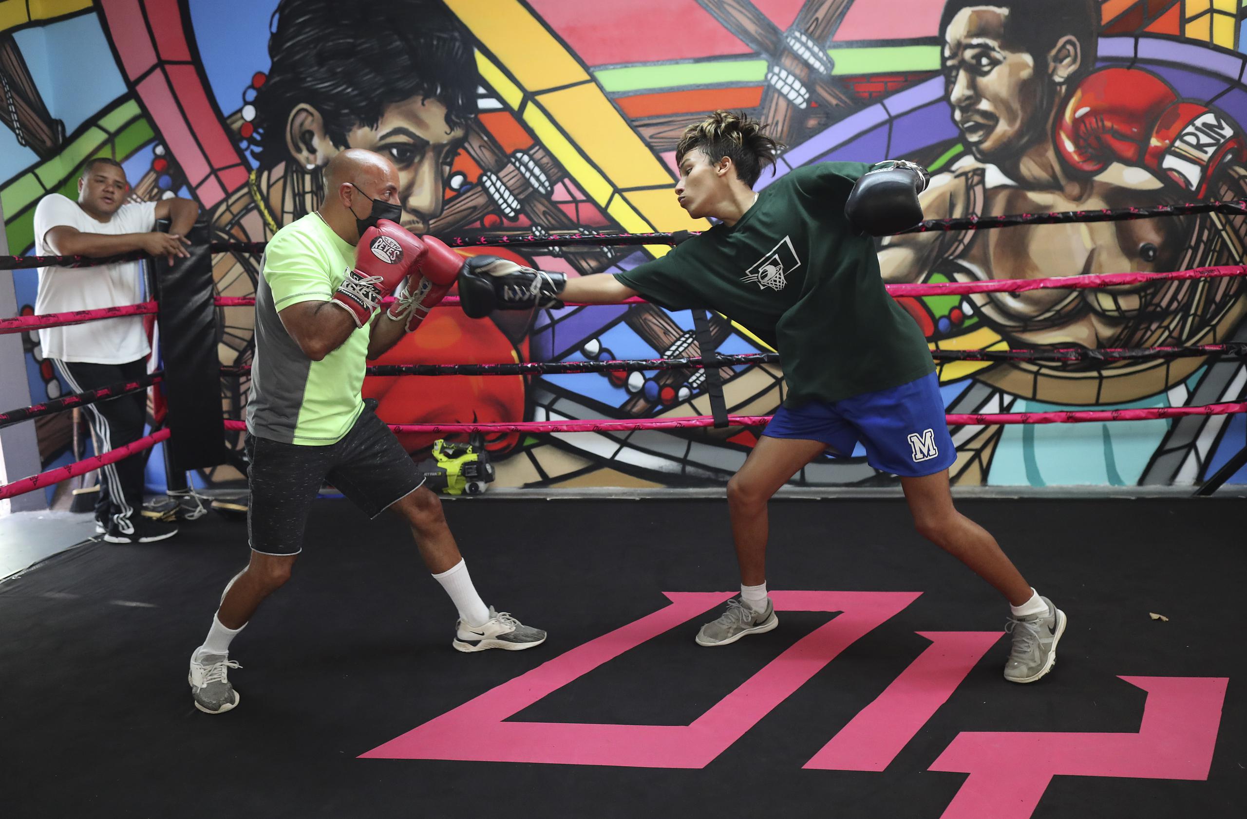 Ian Sebastián Velázquez entrena junto a su padre Luis Alberto en el gimnasio Monterrey Boxing Club.

