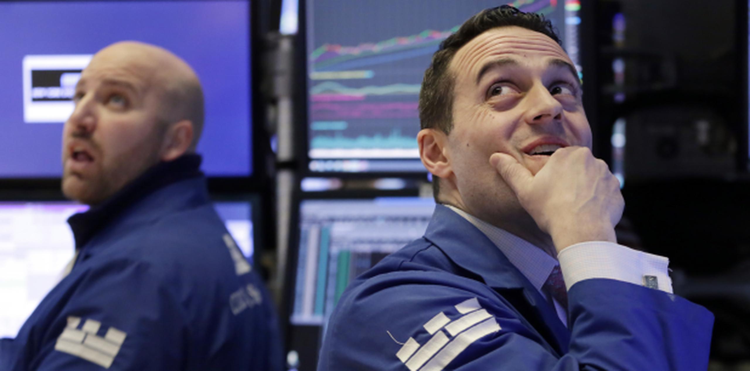 Dos de lops corredores de bolsa ayer en Wall Street observando el histórico desplome. (AP)