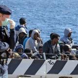 Migrante pierde a su hijo en naufragio y lo acusan de negligencia