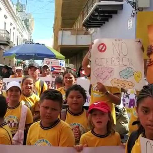 Niños protestan frente a La Fortaleza