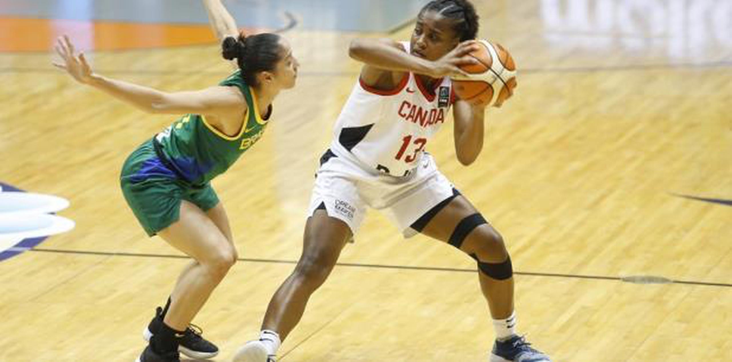 Shay Colley -con el balón- lideró la ofensiva de Canadá con 23 puntos. (FIBA)