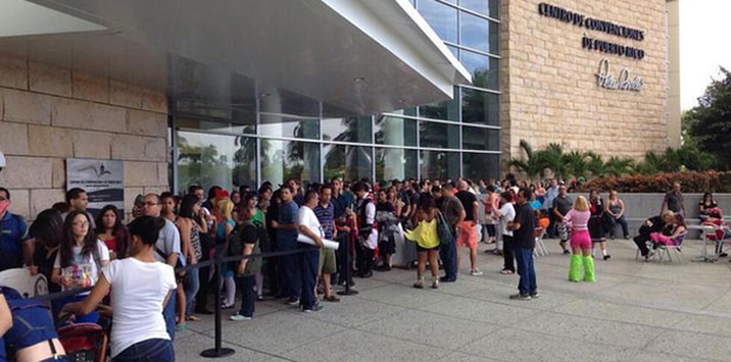 Largas filas de personas que se han formado alrededor del Centro de Convenciones en San Juan desde temprano en la mañana. (Twitter) 
