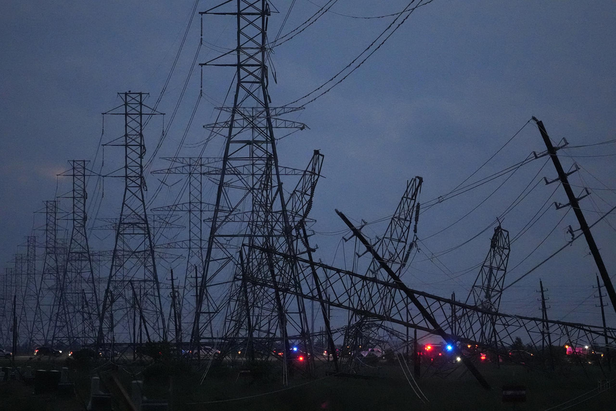 Varias torres eléctricas cayeron cerca de Grand Parkway y West Road.