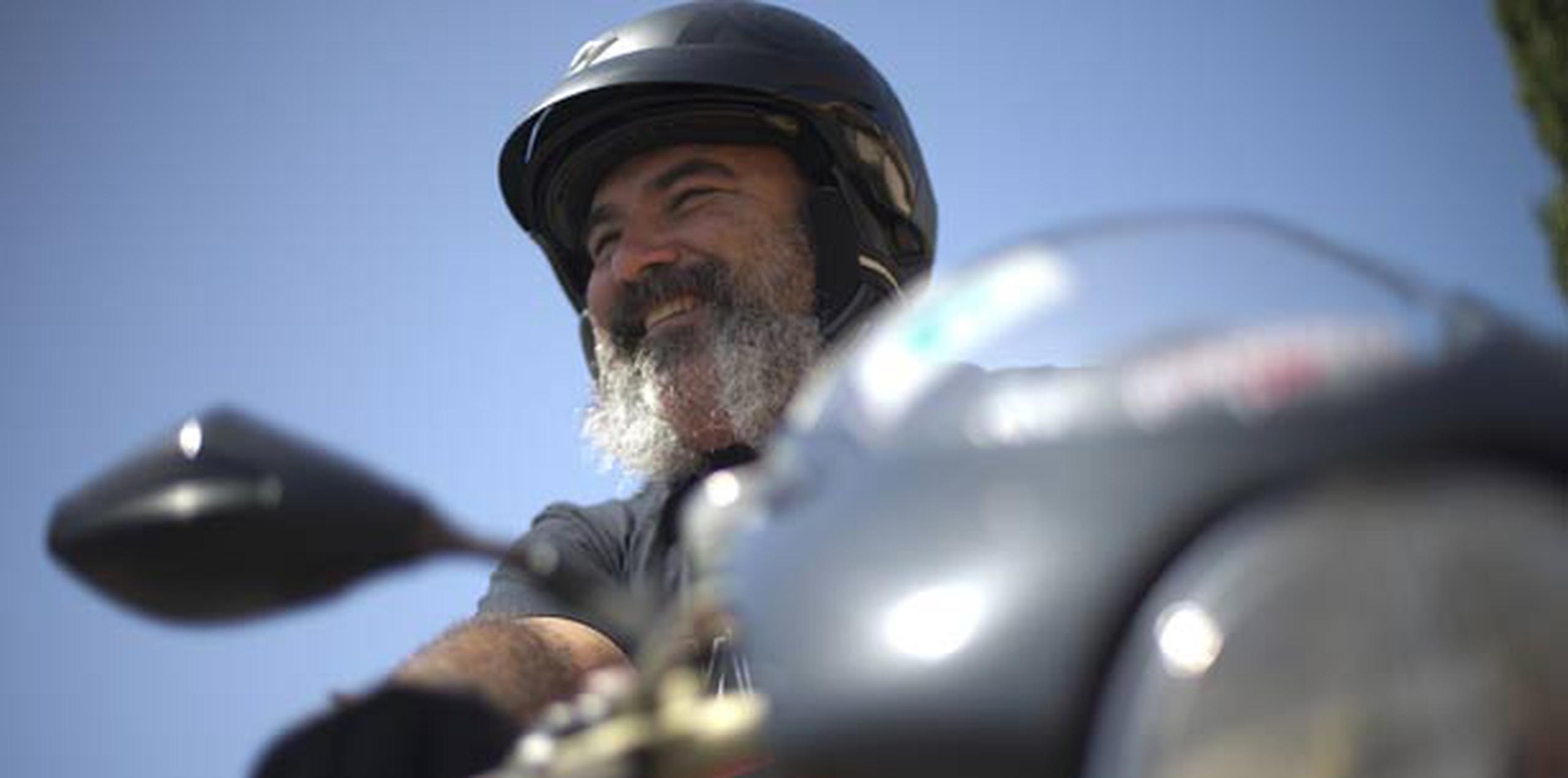 Ni los cuatro accidentes que ha sufrido Edwin Santiago lo bajan de su moto. (xavier.araujo@gfrmedia.com)