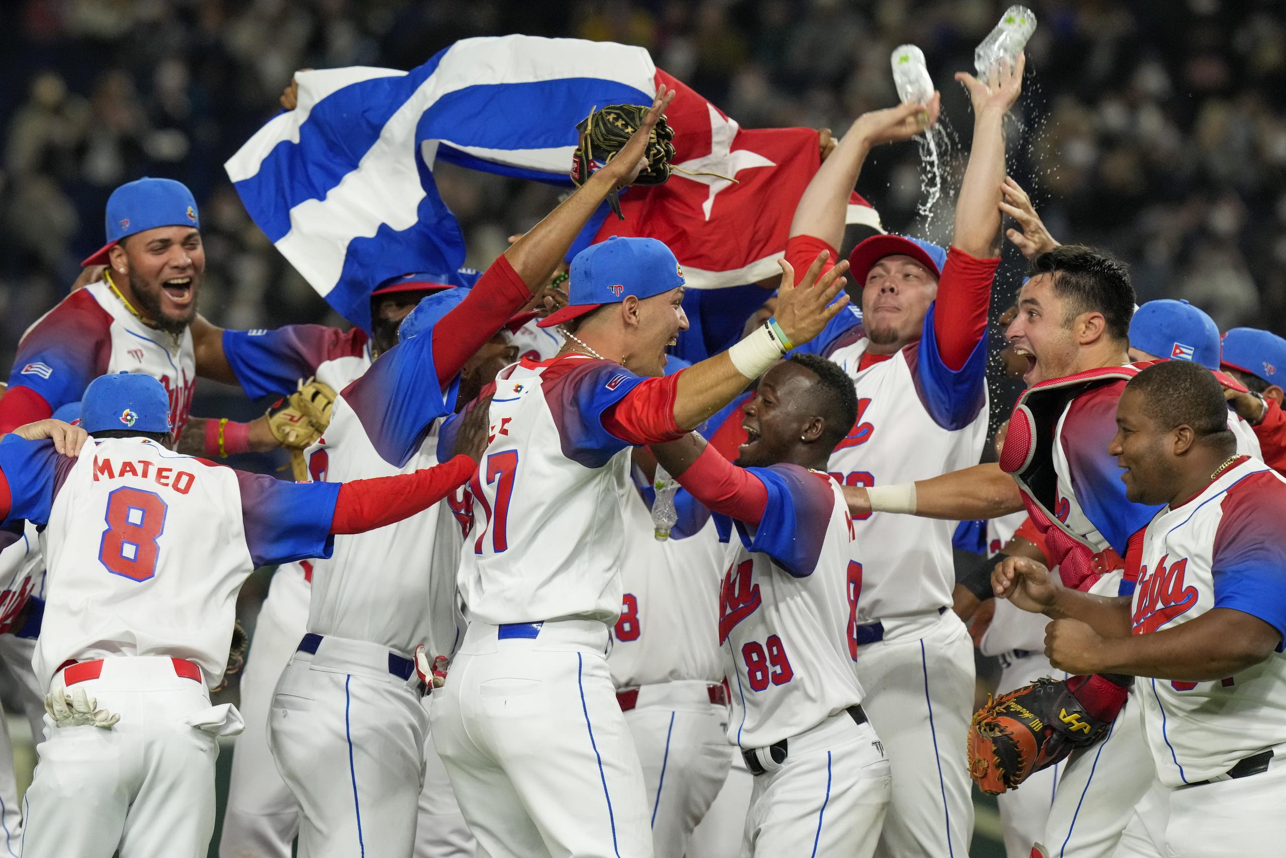 Los jugadores de Cuba celebran la victoria 4-3 ante Australia en los cuartos de final del Clásico Mundial de béisbol, el miércoles 15 de marzo de 2023, en Tokio. (AP Foto/Eugene Hoshiko)