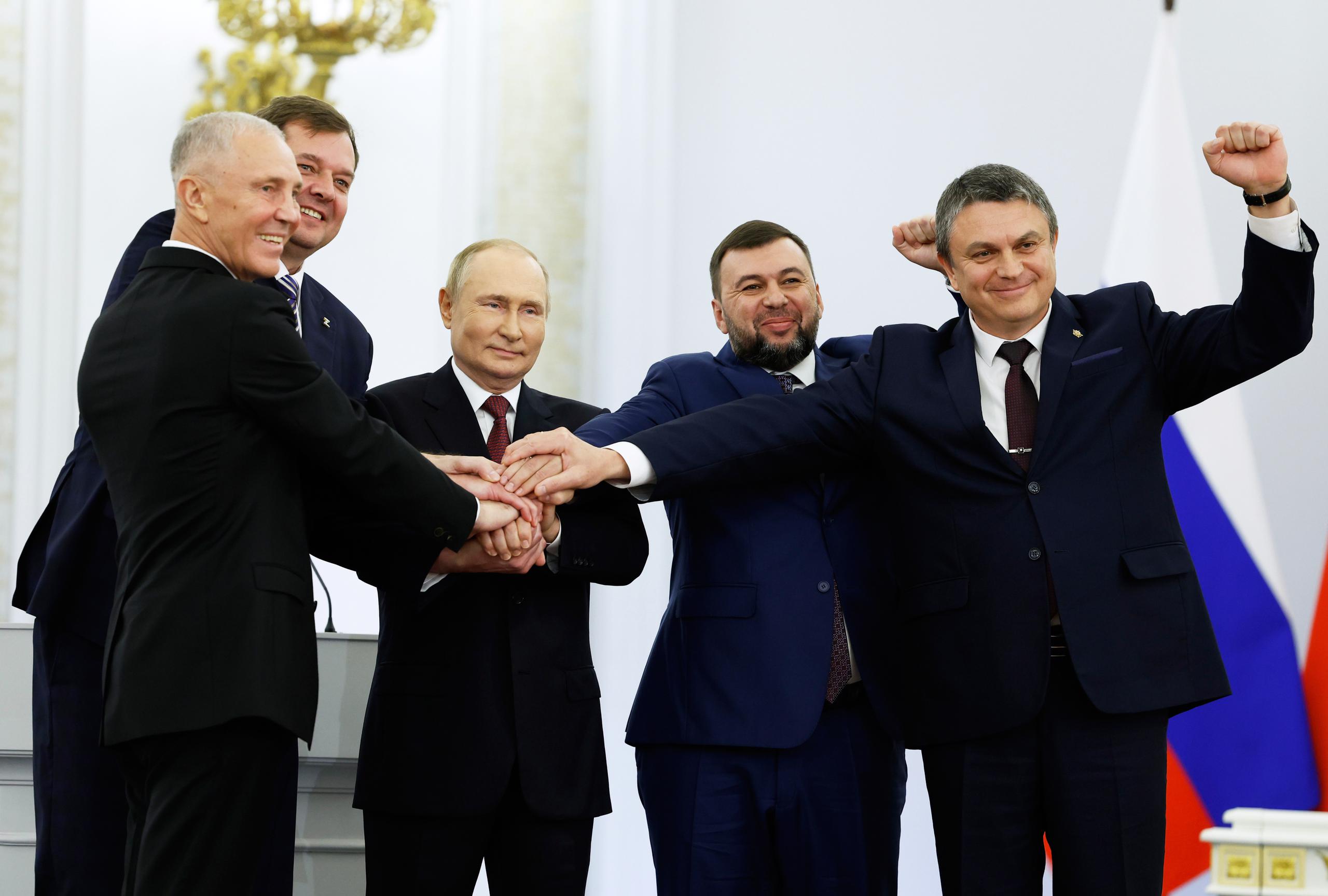 El presidente ruso Vladímir Putin con líderes de las regiones prorrusas de Ucrania anexionadas el 30 de septiembre por el Gobierno de Moscú. EFE/EPA/DMITRY ASTAKHOV / SPUTNIK / KREMLIN POOL MANDATORY CREDIT
