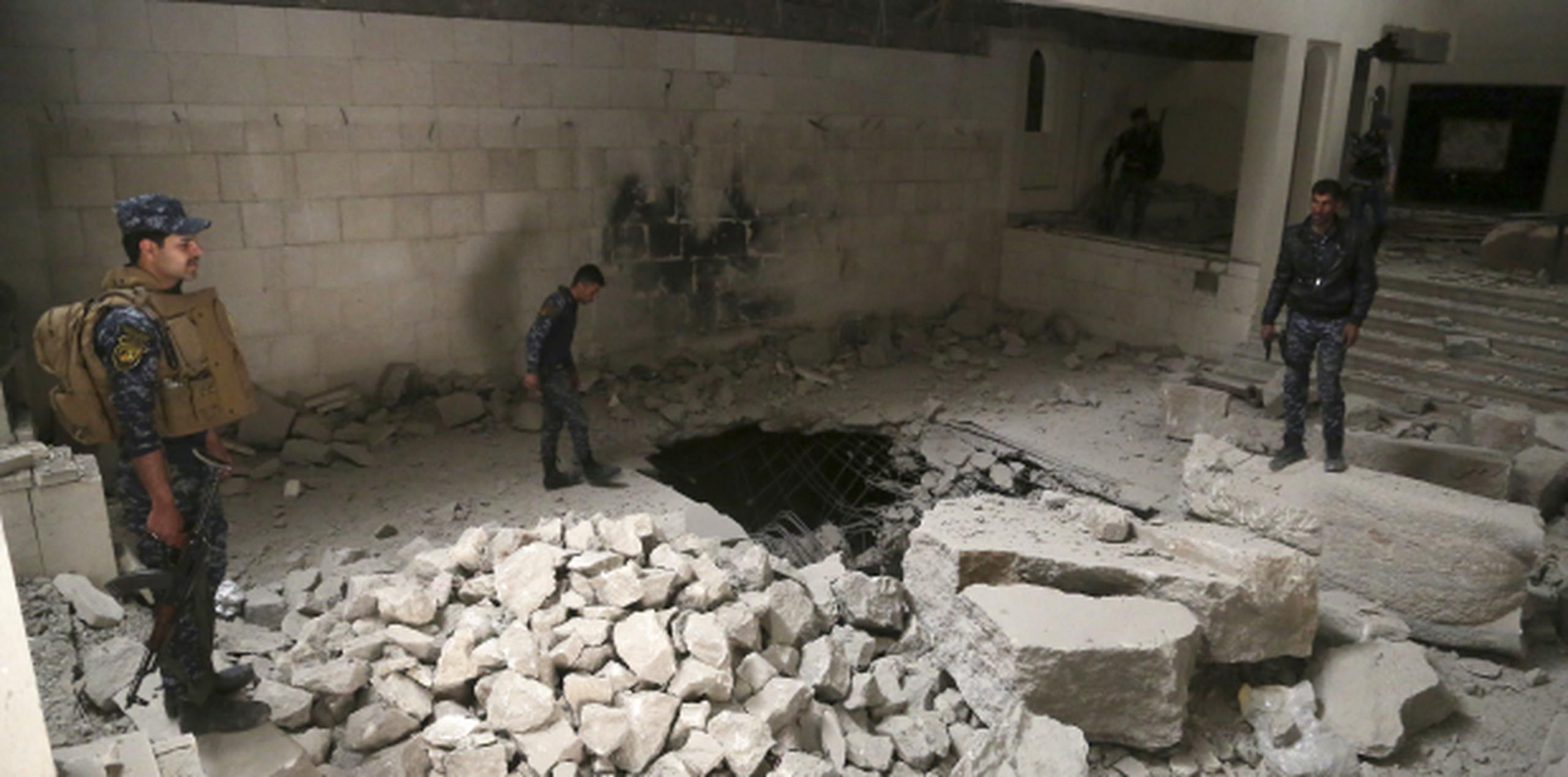 Soldados iraquíes inspeccionan la destrucción en el interior del Museo de Antigüedades de Mosul tras arrebatárselo a las tropas del Estado Islámico. (AP/Khalid Mohammed)