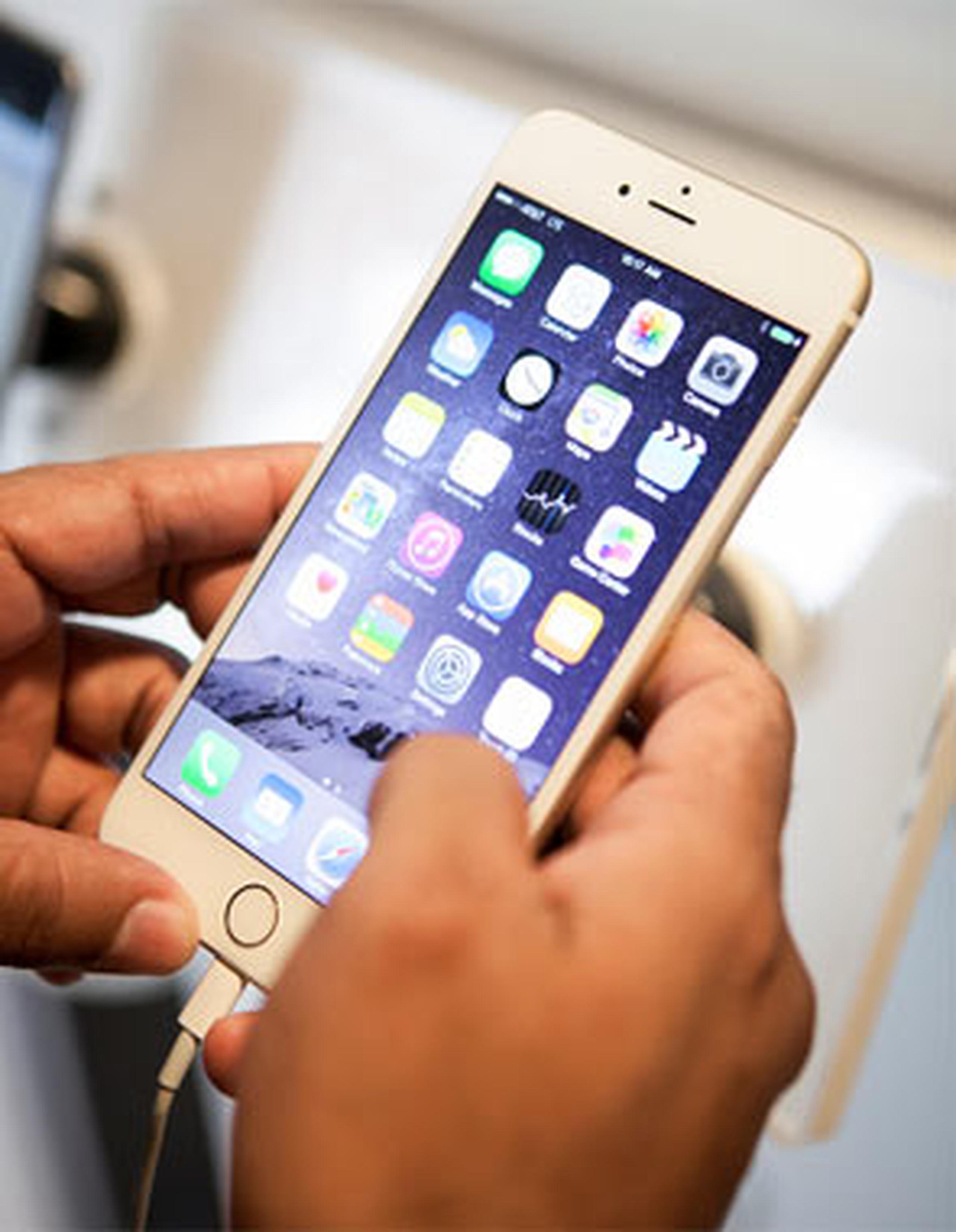 En términos comerciales, Apple obtiene la mayor parte de sus ingresos de la venta del teléfono. (Archivo)