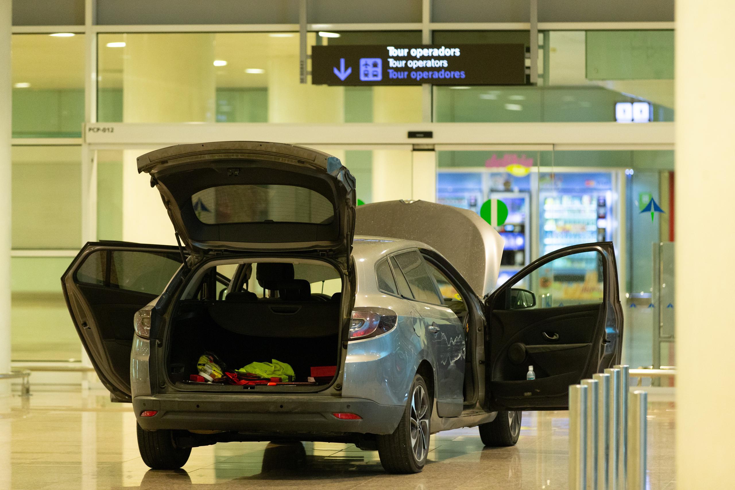Los Mossos d'Esquadra han detenido a dos personas que hacia las 5 de la madrugada han accedido con su vehículo al interior de la Terminal 1 del aeropuerto barcelonés de El Prat.