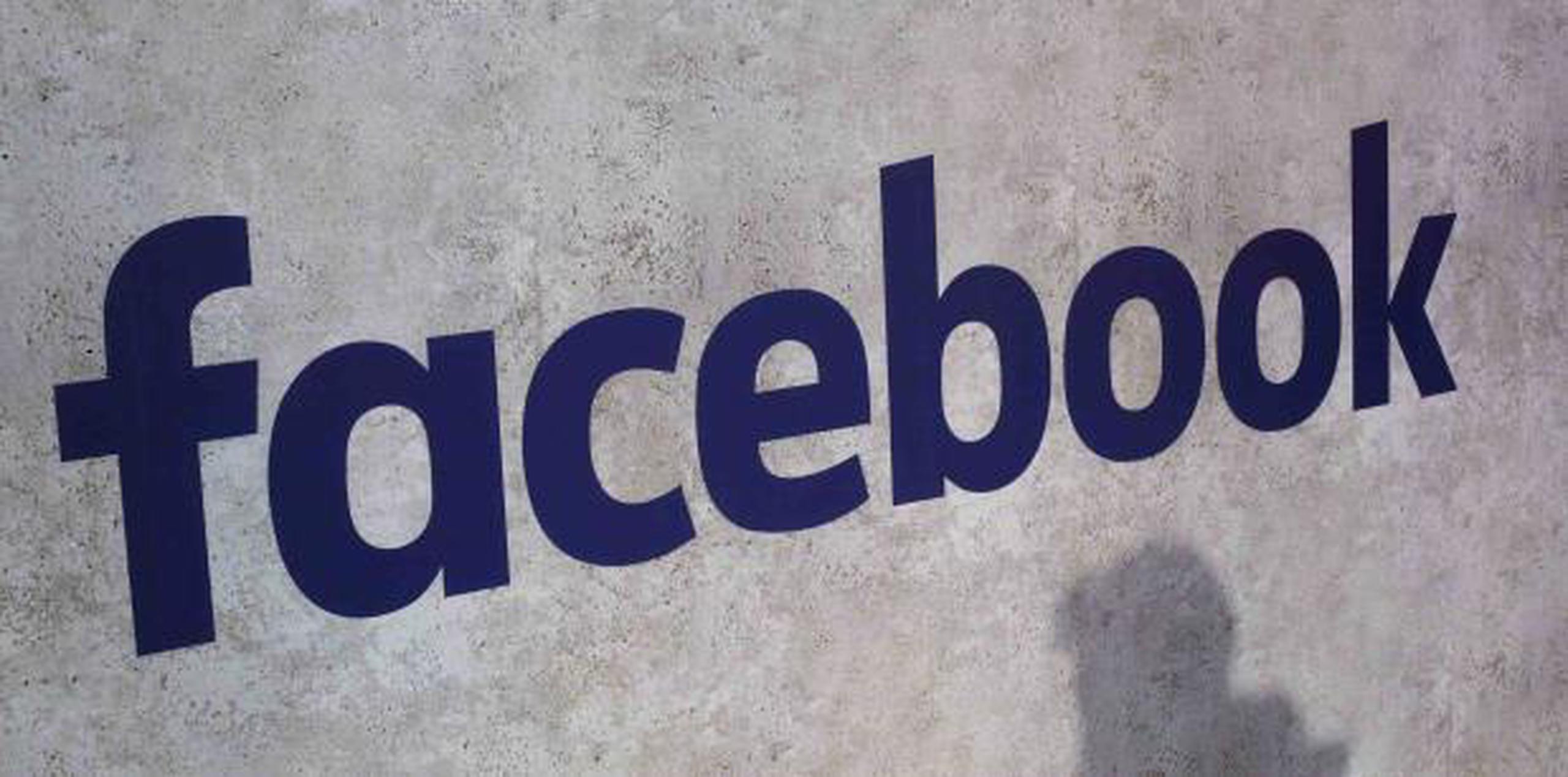 Facebook es objeto de escrutinio por su mal historial en relación con la privacidad y por su dominio en las redes sociales. (AP / Thibault Camus)