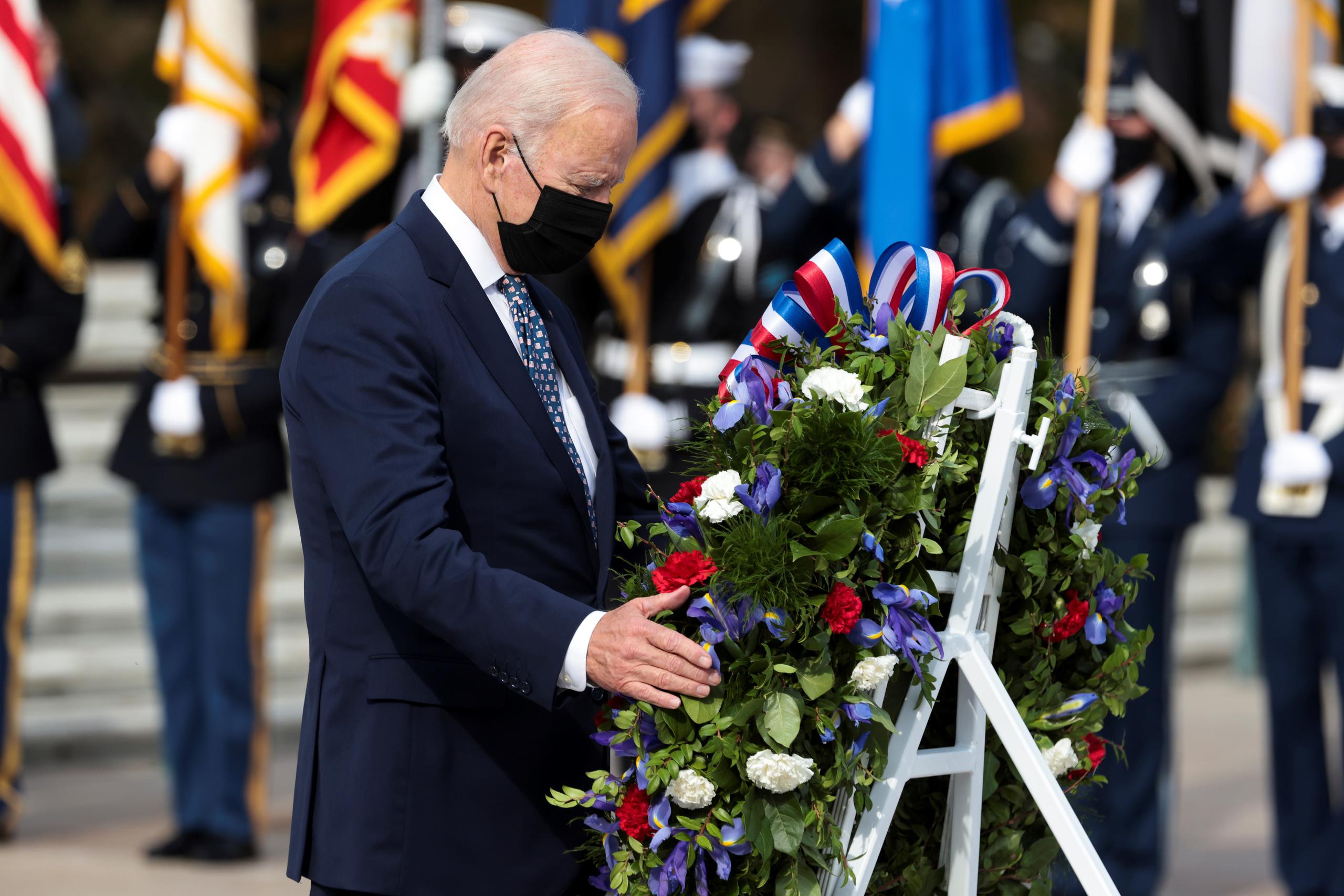 El presidente de Estados Unidos, Joe Biden, participó en una ceremonia por el Día de los Veteranos en el cementerio nacional de Arlington, Virginia, a dos meses de ponerle fin al conflicto de guerra de 20 años en Afganistán.