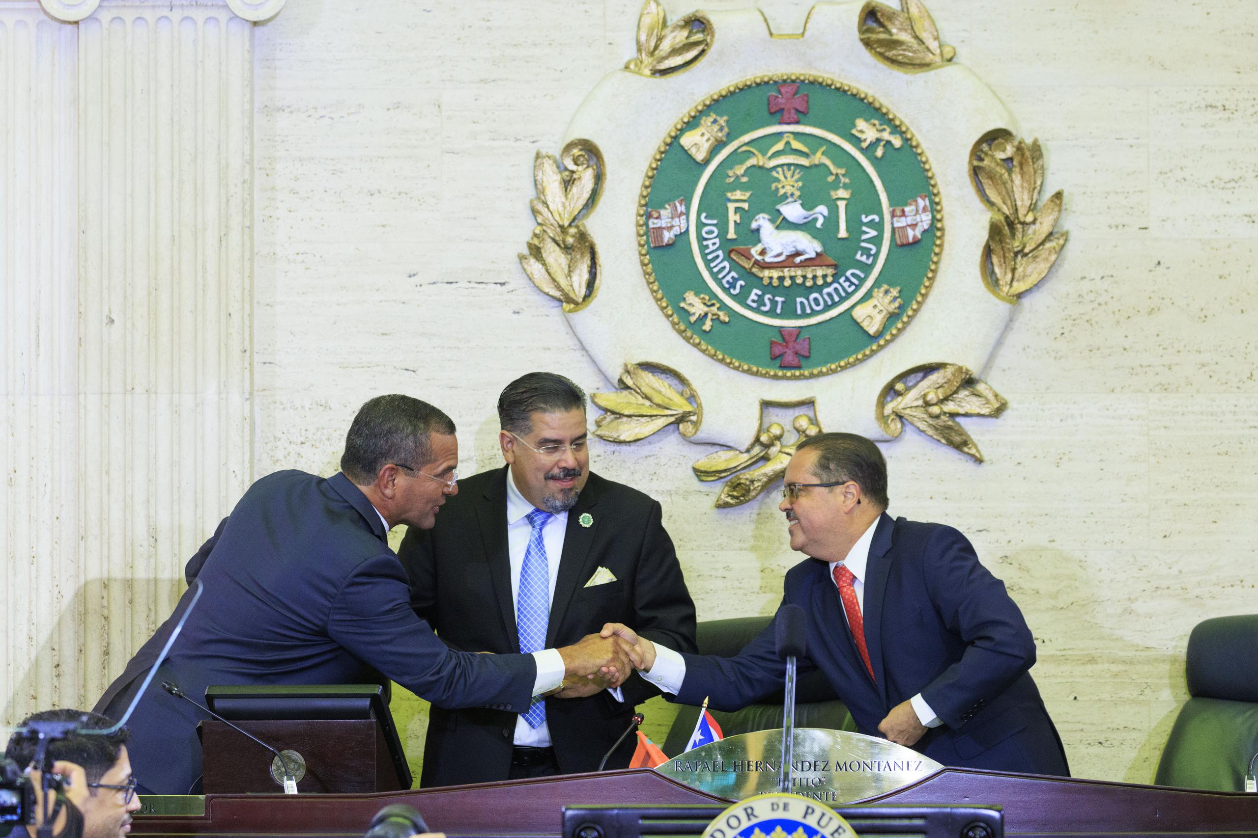El gobernador Pedro Pierluisi saluda a Rafael " Tatito " Hernández, presidente de la Cámara de Representantes, y a José Luis Dalmau Santiago, presidente del Senado, tras un mensaje en el Capitolio.