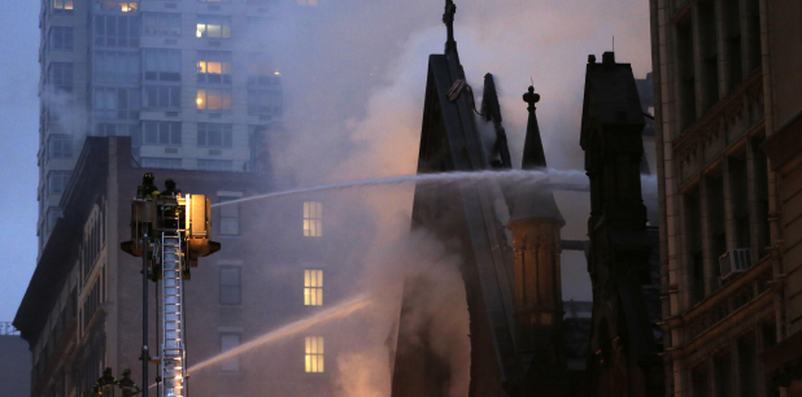 Provocó densas columnas de humo que se elevaban sobre la ciudad. (AP Photo/Kathy Willens)