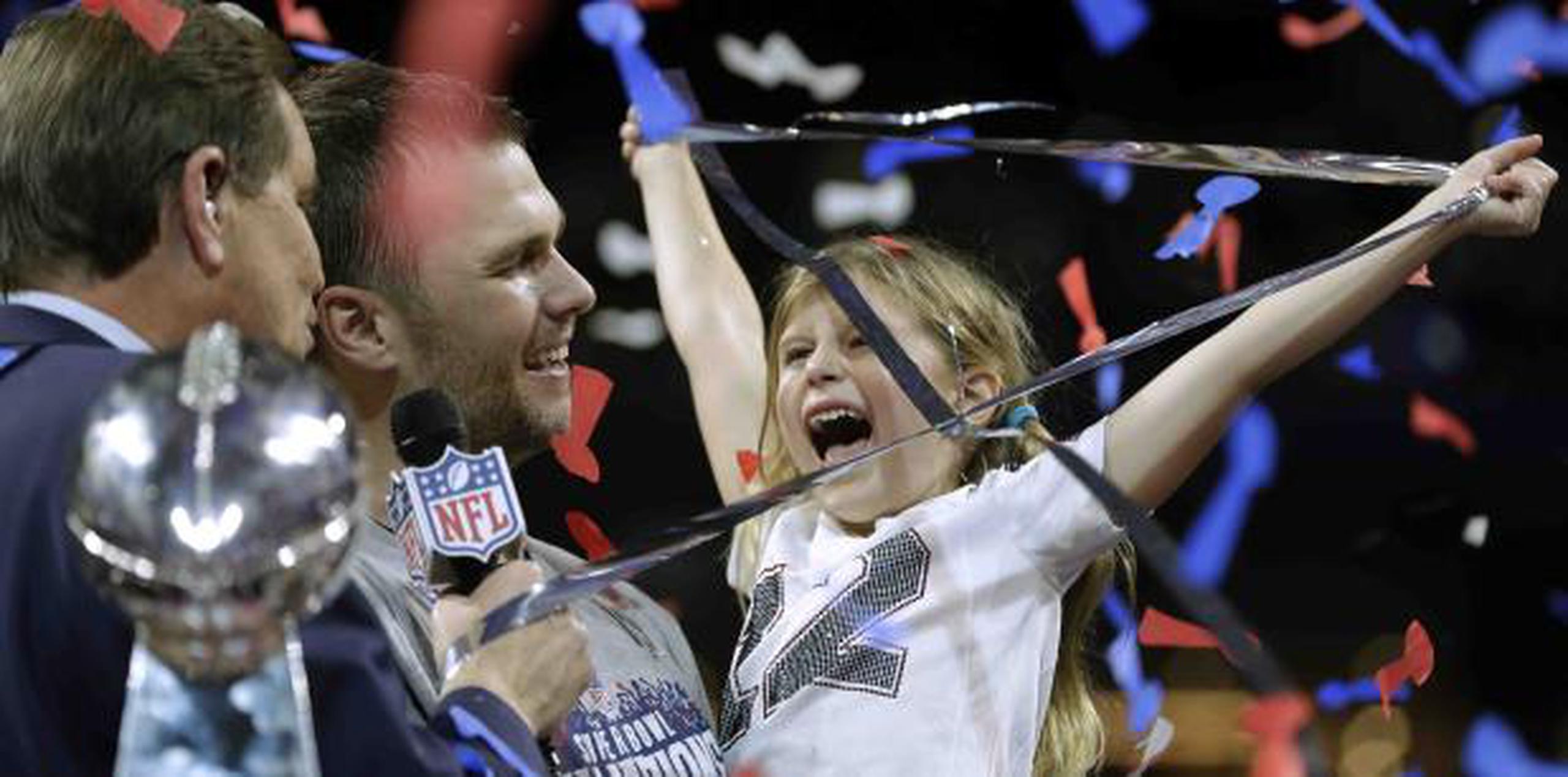 Tom Brady celebró el domingo la conquista de su sexto Super Bowl junto a su familia, en especial su hija Vivian, con quien aparece en la foto sobre la tarima de premiación. (AP / David J. Phillip)