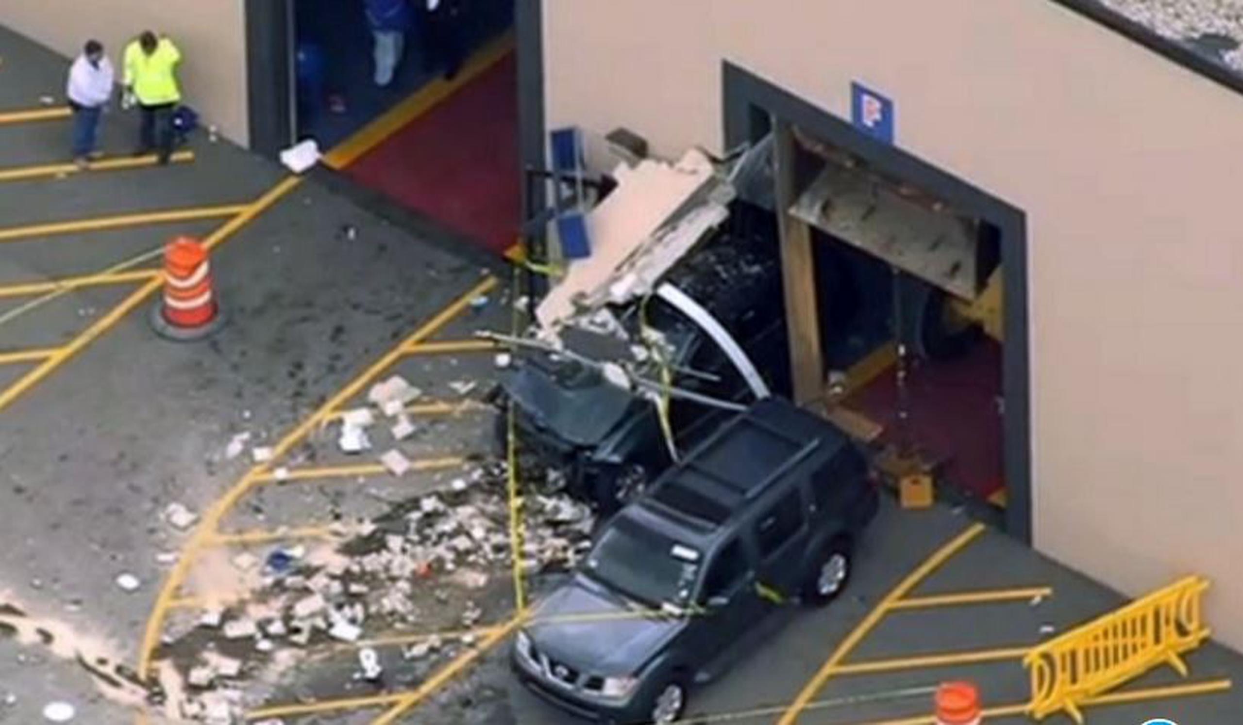 El suceso ocurrió a eso de las 10.15 de la mañana en LynnWay Auto Auction en Billerica, a unas 20 millas al noroeste de Boston. (Captura NBC Boston)