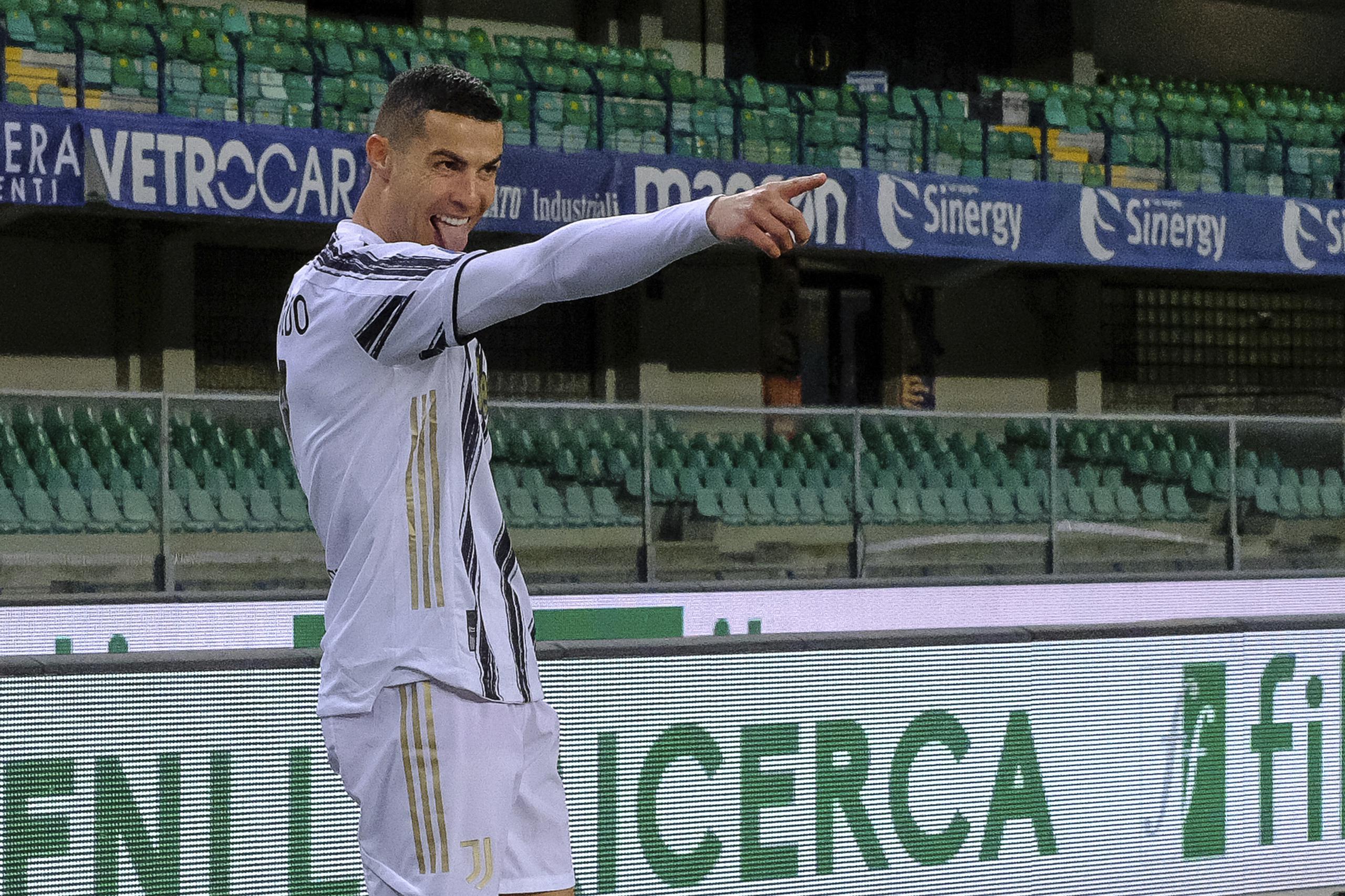 En esta imagen de archivo, Cristiano Ronaldo celebra un gol en un partido de la Serie A entre el Verona la Juventus en el estadio Bentegodi en Verona, Italia, el 27 de febrero de 2021.