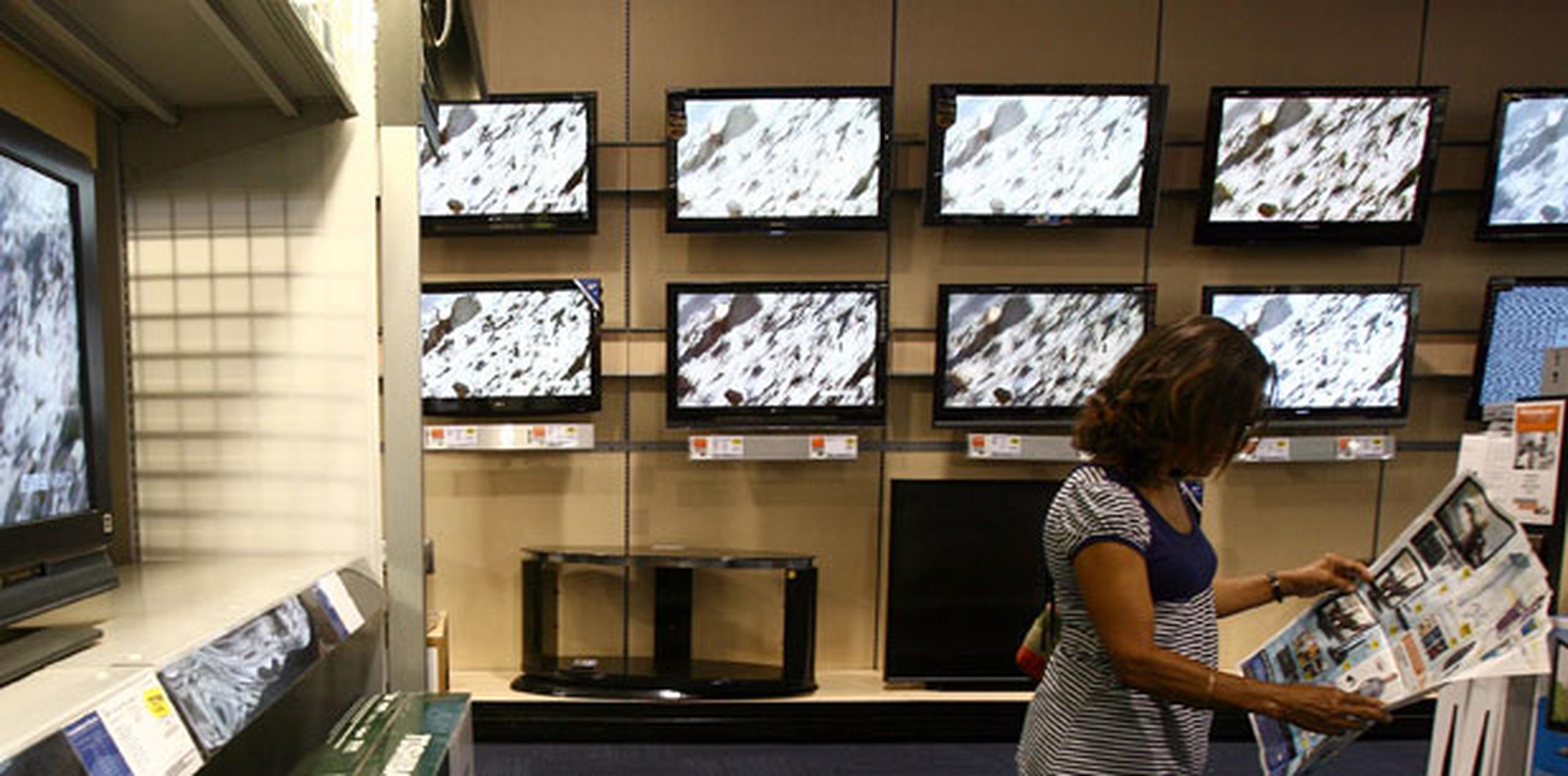 En el renglón de televisores, que nuevamente ocuparon espacios destacados en los “shoppers” de megatiendas, esta vez se destacaron anuncios de televisores Samsung, principalmente modelos Smart TV, que se vendieron de $278 a $838 en especial, entre otras marcas anunciadas regularmente en el mercado boricua. (Archivo)