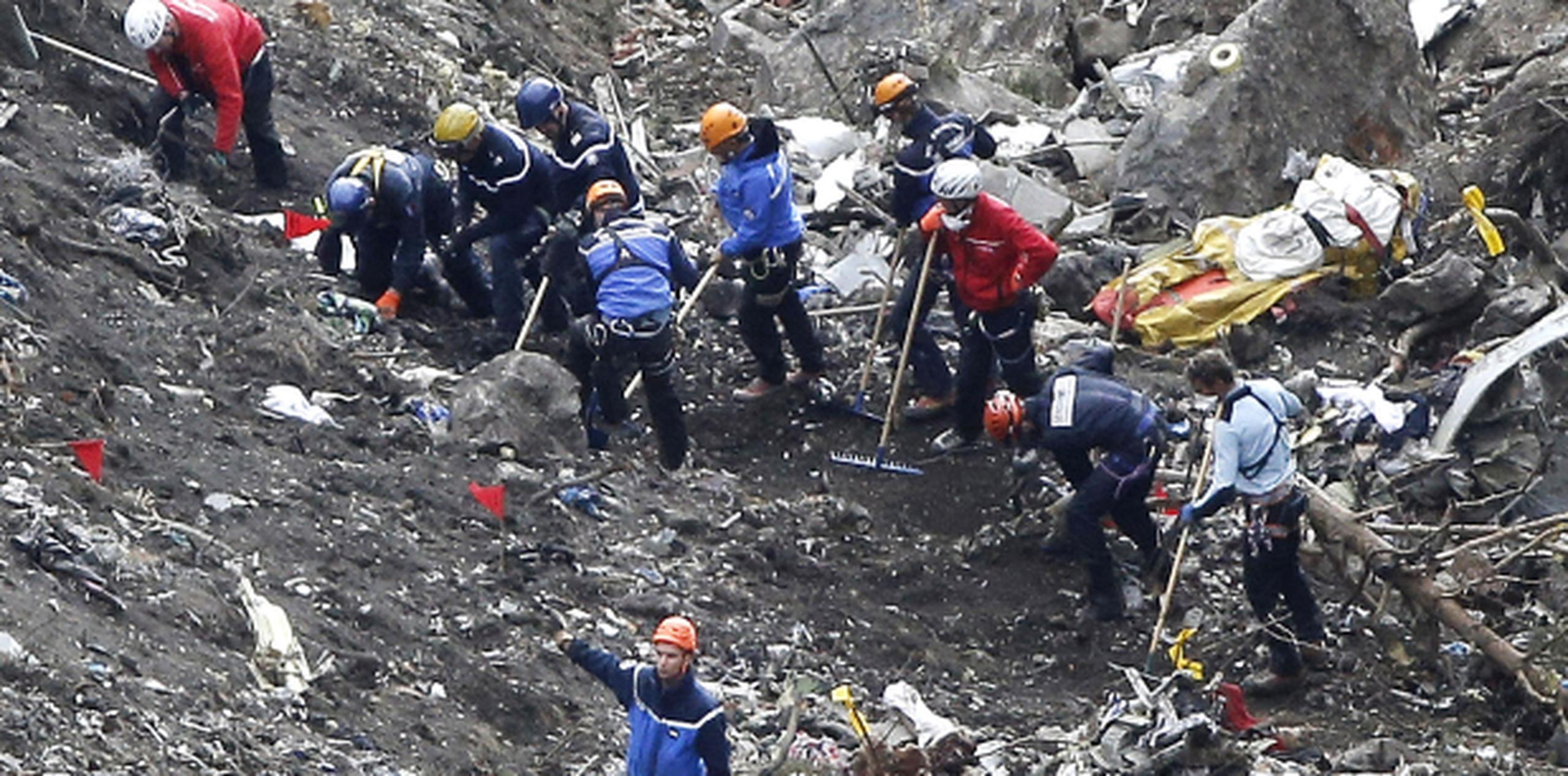En el vuelo ocurrido hace casi dos meses fallecieron unas 150 personas. En la foto parte del grupo de rescatistas que buscaron restos tras la caída de la aeronave. (AP)