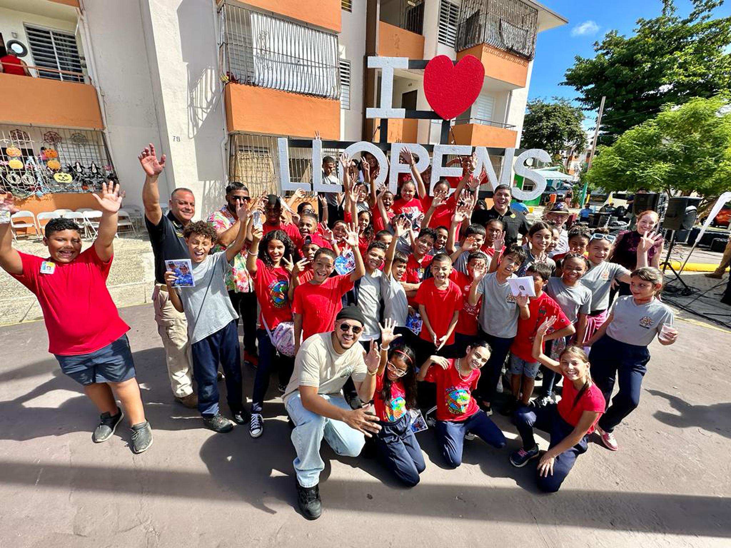 Los estudiantes marcharon desde sus planteles a la Placita Panin, en el residencial Luis Llorens Torres, en Santurce, para llevar el mensaje de disfrutar de festividades navideñas seguras.