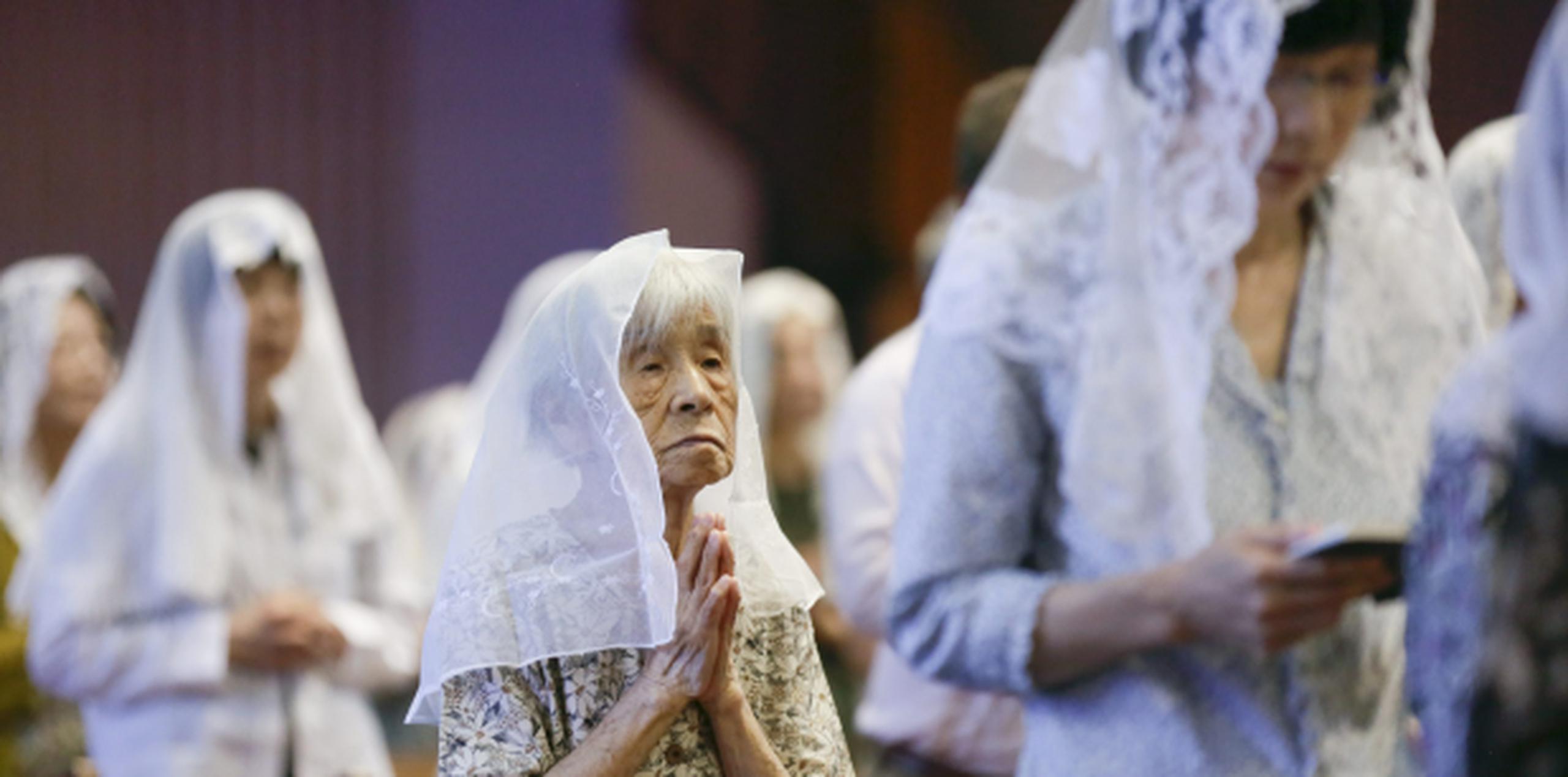 Anciana reza por las víctimas de la bomba atómica de Nagasaki. (EFE)