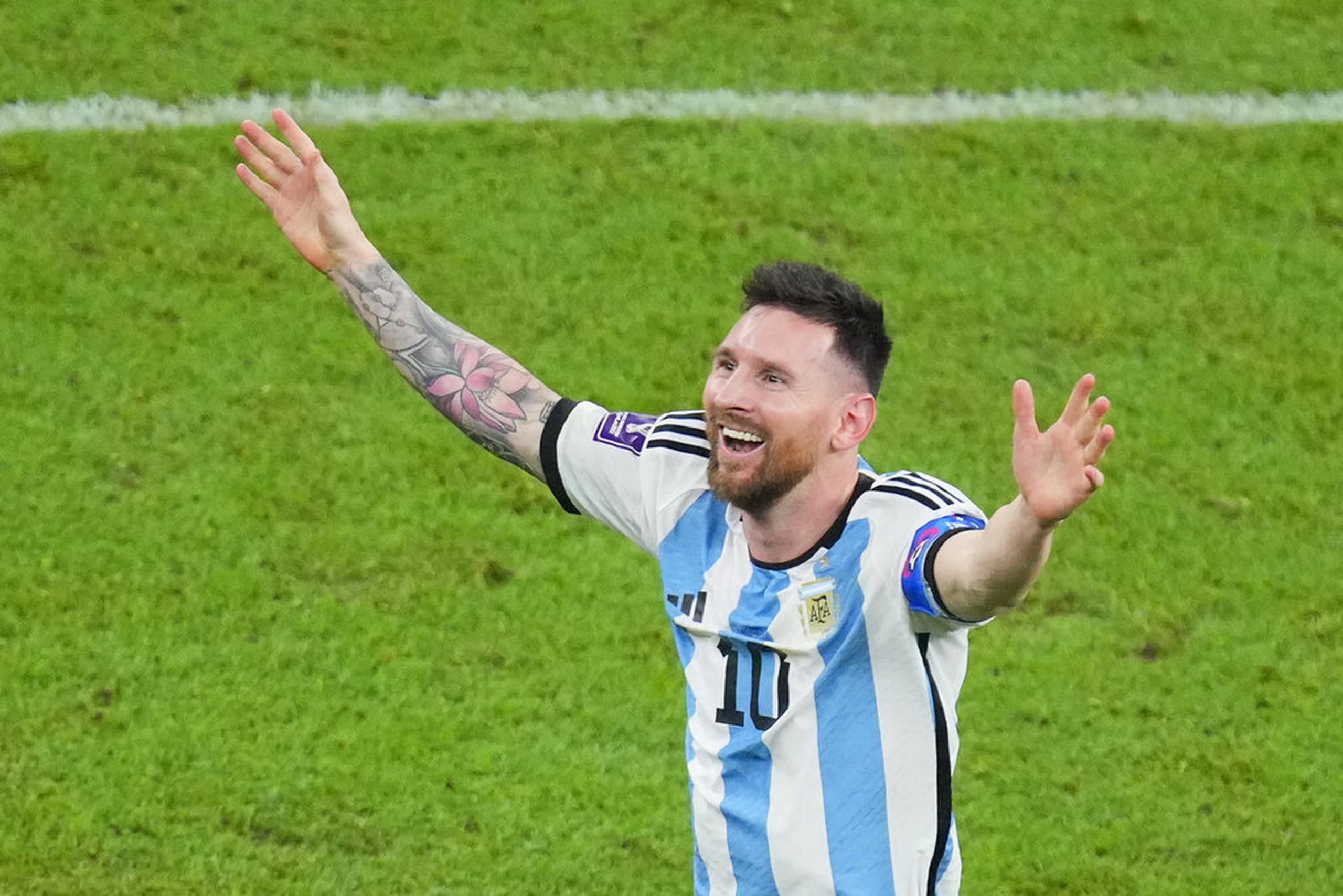 Lionel Messi está viviendo hoy el nivel de fama que acompañó antes en su país a Diego Maradona.