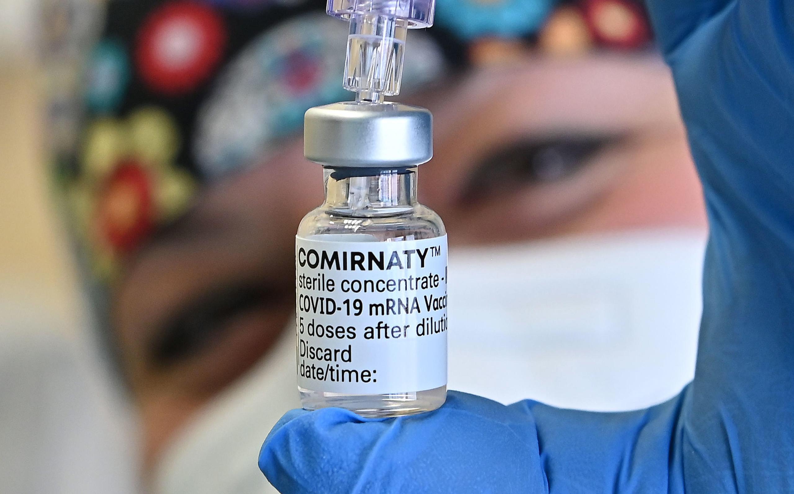 Vial de la vacuna Comirnaty contra el COVID-19 de Pfizer-BioNTech.
