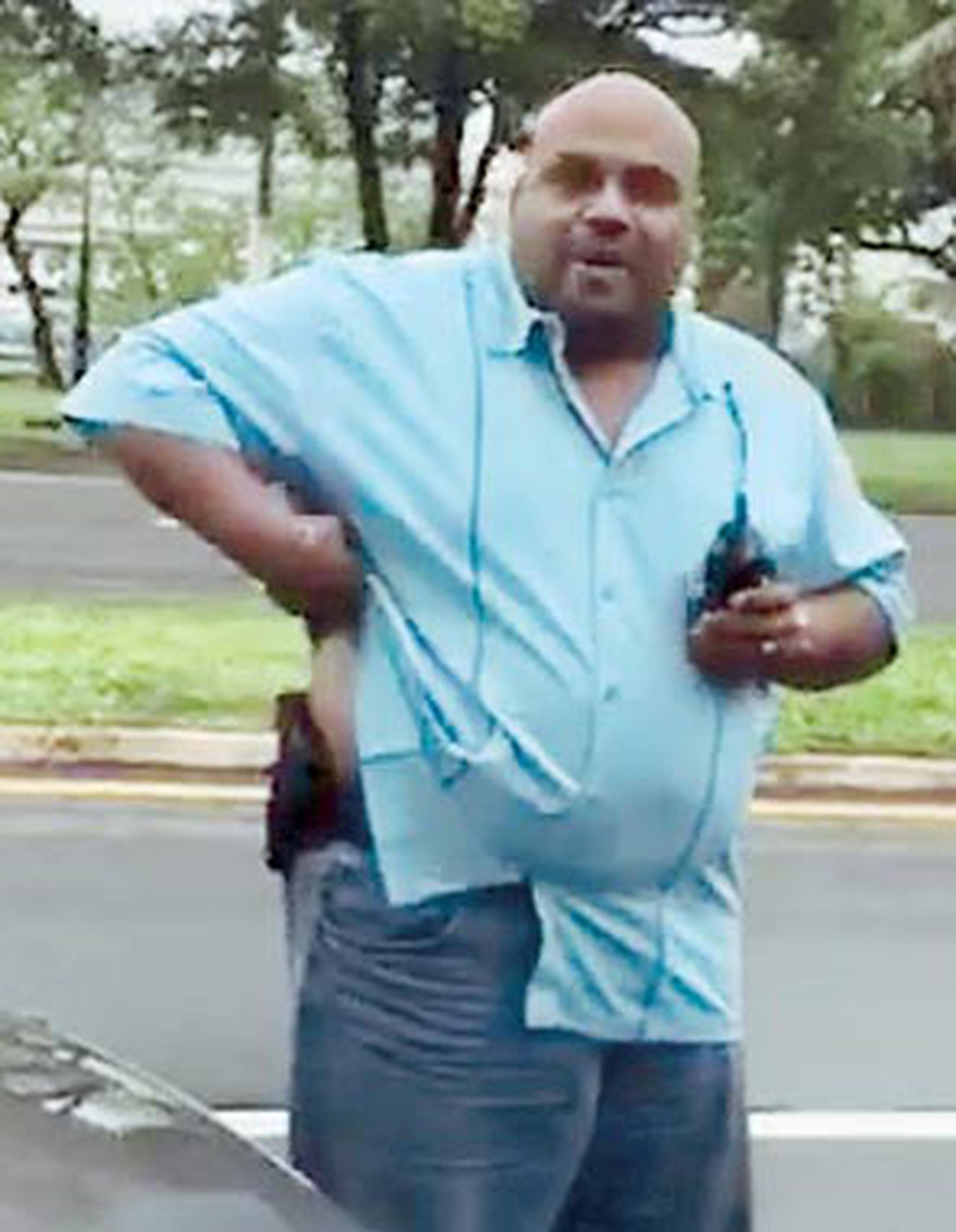 El policía retirado, José Perelló, en la foto con un arma en la cintura, dijo que es injusto que un pasajero solicite un servicio y sea amenazado. (Captura/Facebook)