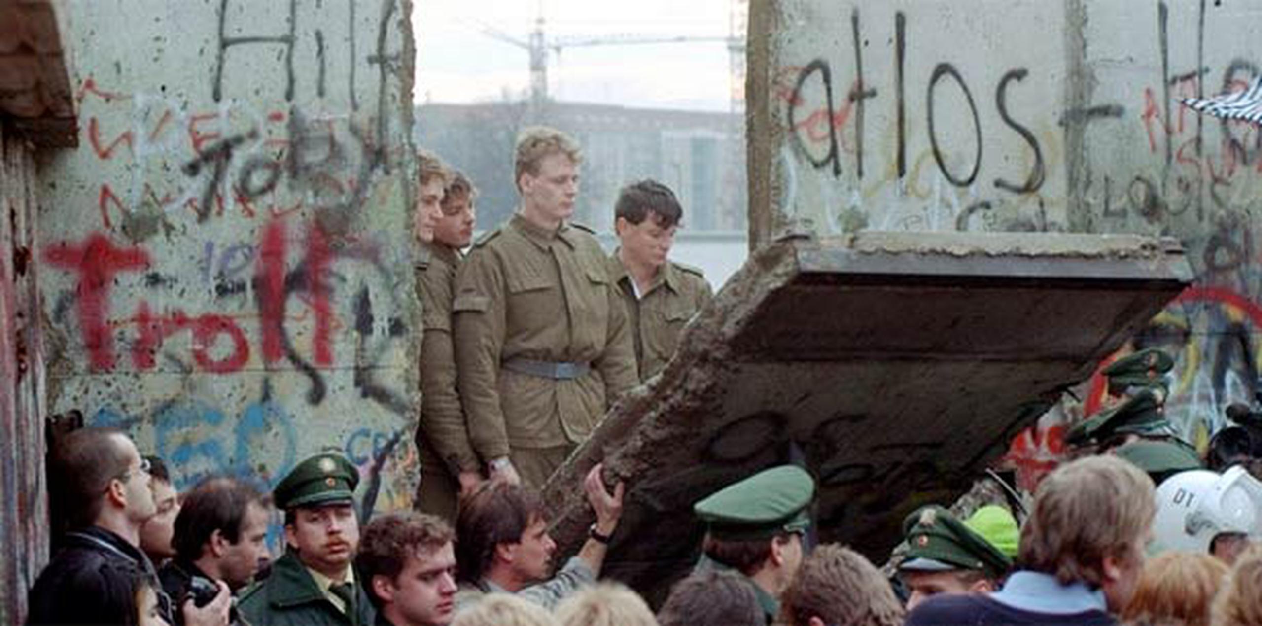 La imagen de los berlineses destruyendo la pared que los separó por tantos años se recibió en 1989 en los hogares de los distintos países del mundo, también en Puerto Rico, como todo un espectáculo. (Archivo/AP)