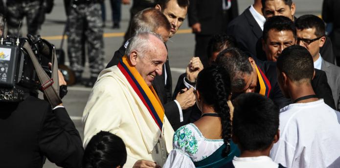 Un camarógrafo filma momentos de la llegada de Francisco a Ecuador. El papa compartió de forma coloquial con medios de la prensa que lo acompañan en esta gira. (EFE)