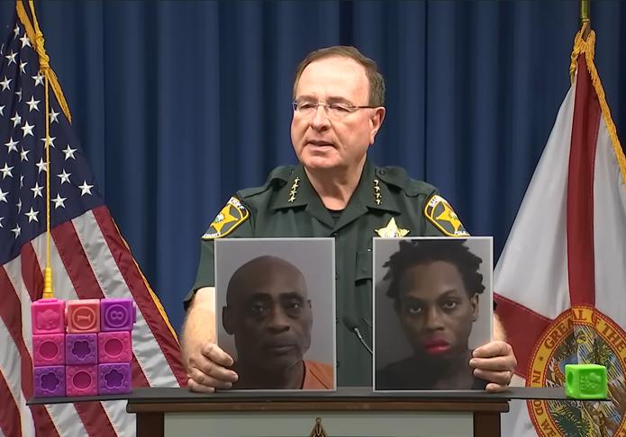 El alguacil del condado de Polk, Grady Judd, muestra las fotos de Regis Johnson y Arhonda Tilman, acusados por la muerte de su hija de dos años.