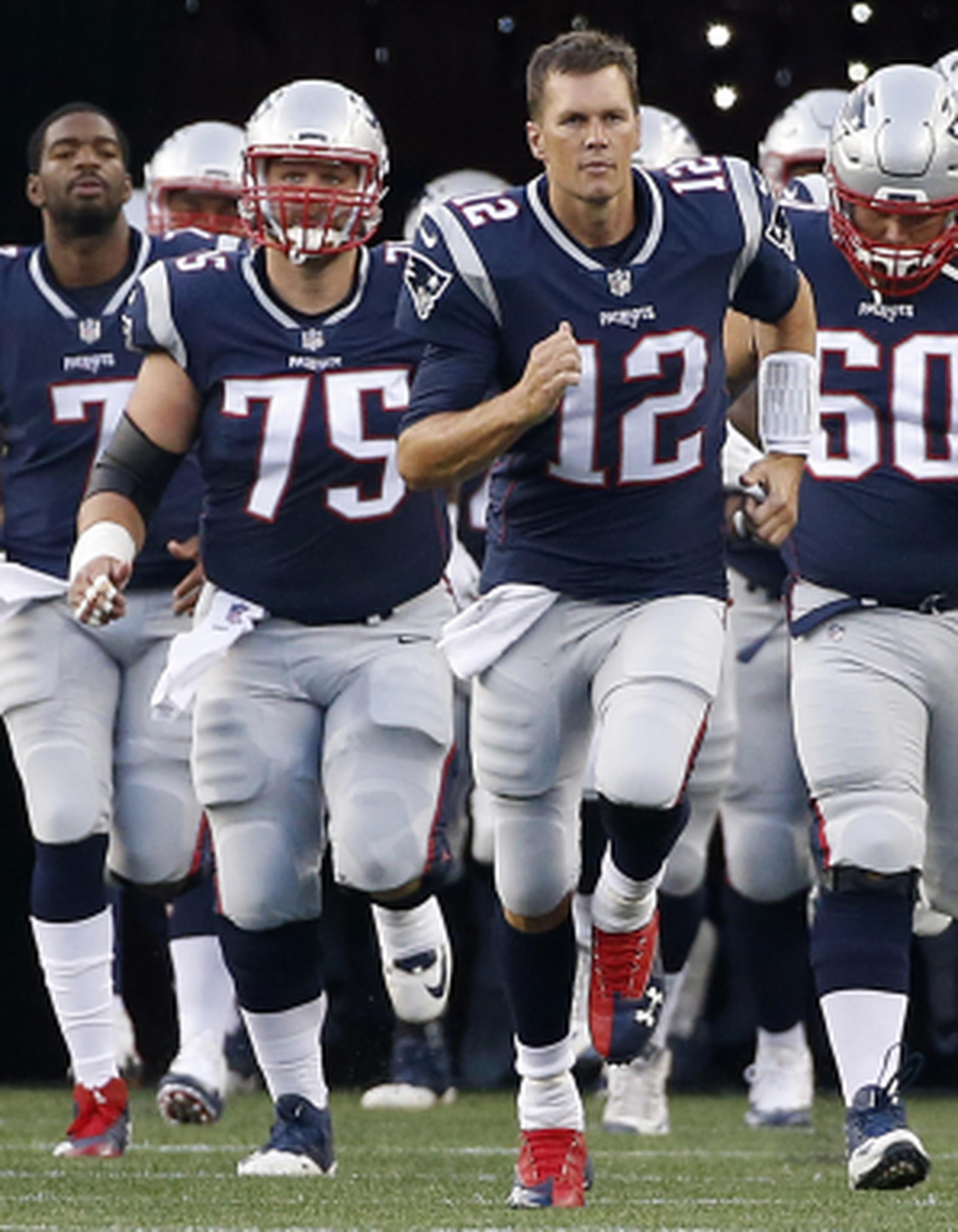 El quarterback Tom Brady (12) y los Patriots siguen siendo el equipo a vencer en la NFL. (AP / Mary Schwalm)