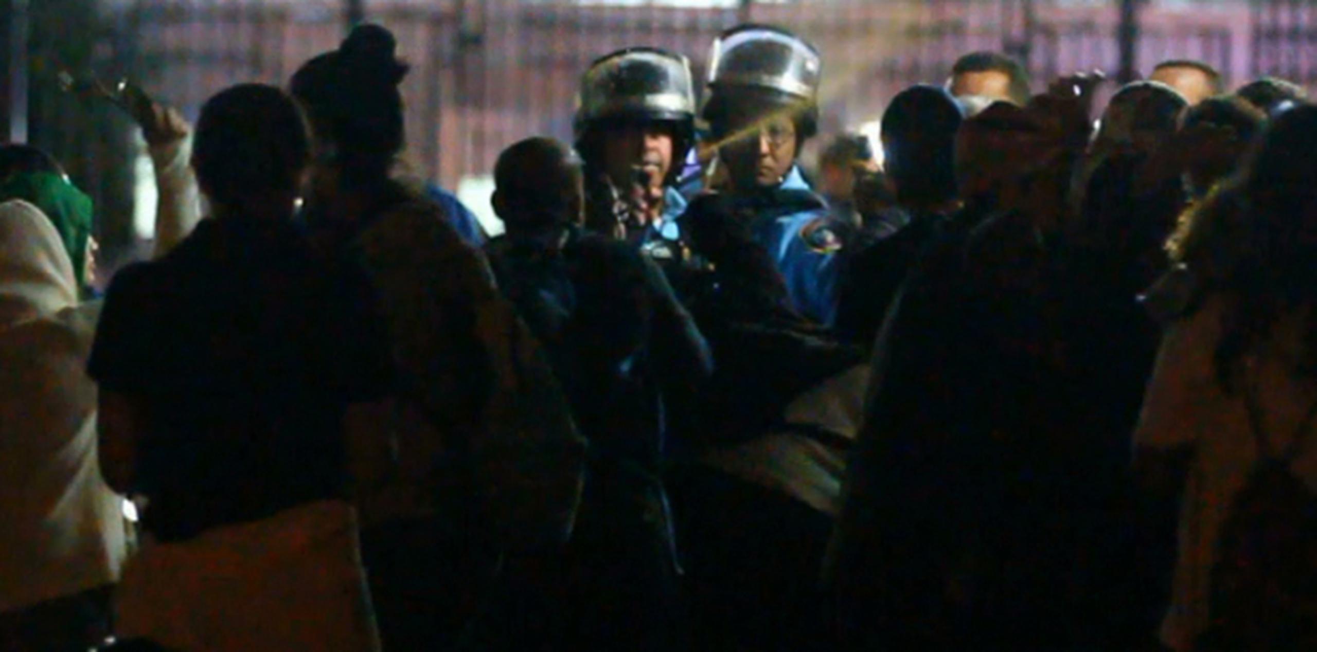 Momento en que un agente echa gas pimienta sobre manifestantes frente a Fortaleza. (alex.figueroa@gfrmedia.com)