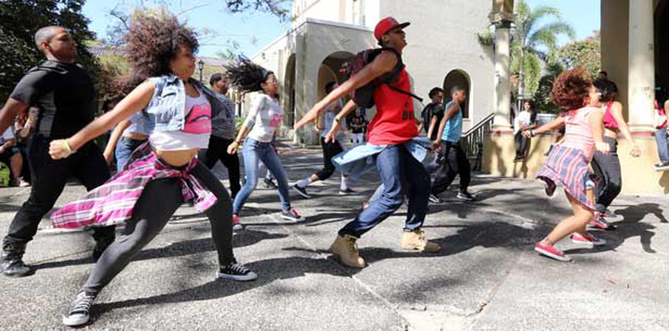 os bailarines, que son miembros de la Cooperativa Juvenil Comunal para el Desarrollo de las Artes, Recreación y Empresarismo (Coopare), realizaron durante el transcurso del día unas seis manifestaciones de baile urbano, tipo “flash mob”. (juan.martinez@gfrmedia.com)