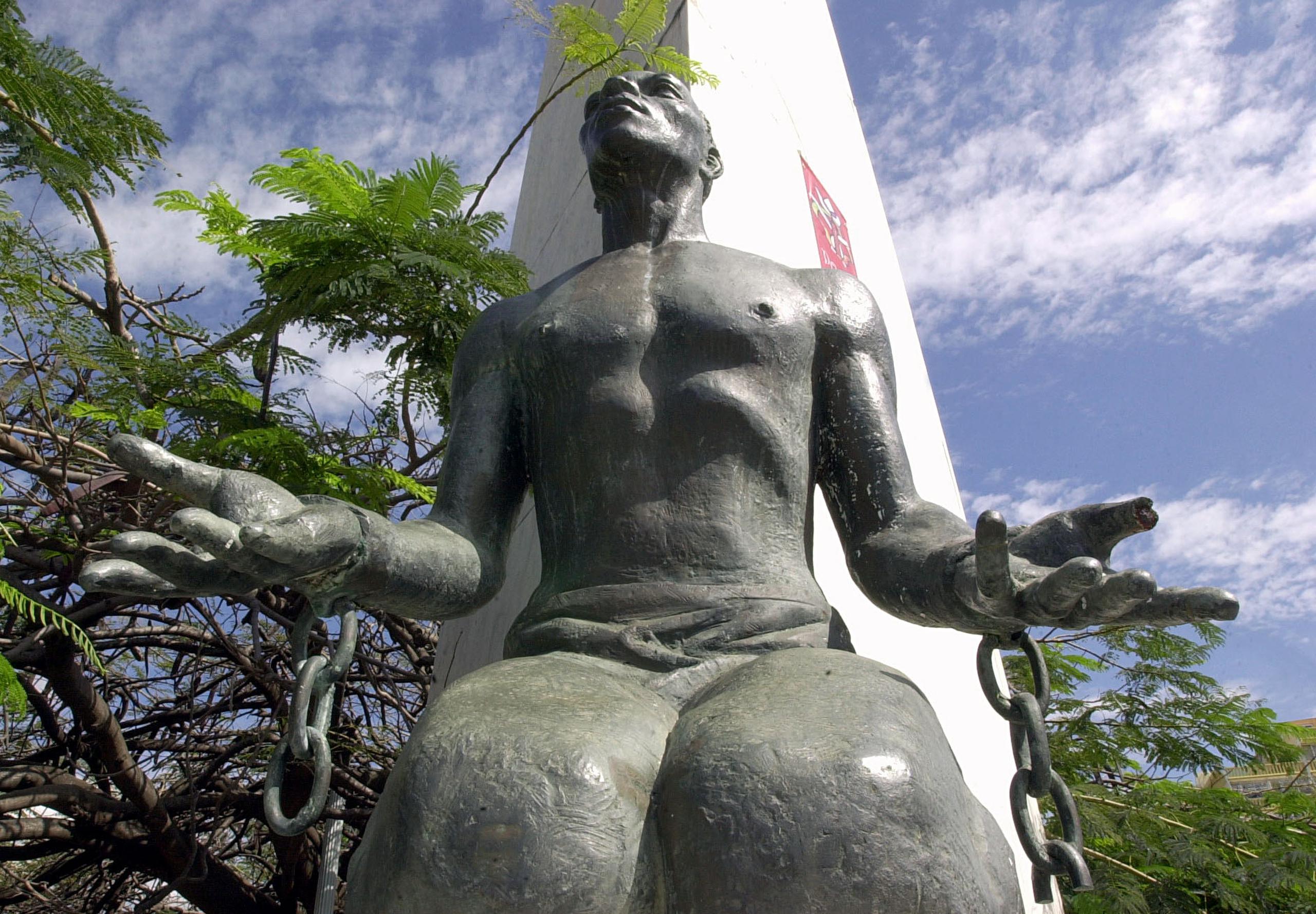 En Ponce hay una estatua de un africano, con las cadenas rotas, como símbolo de la liberación de los esclavos, en el Parque de la Abolición.