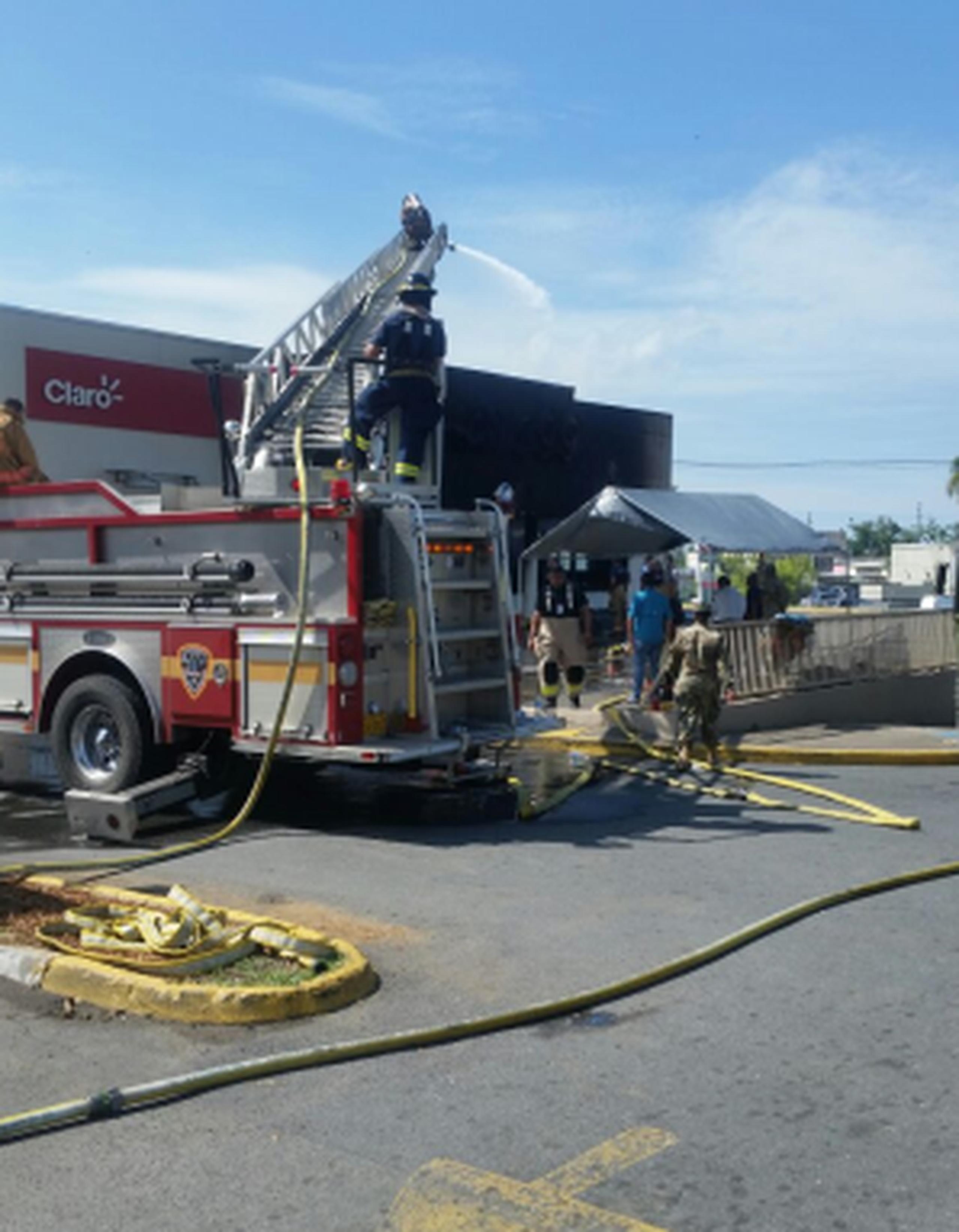 El fuego fue extinguido por bomberos de las estaciones de Vega Baja y Vega Alta. (Suministrada)