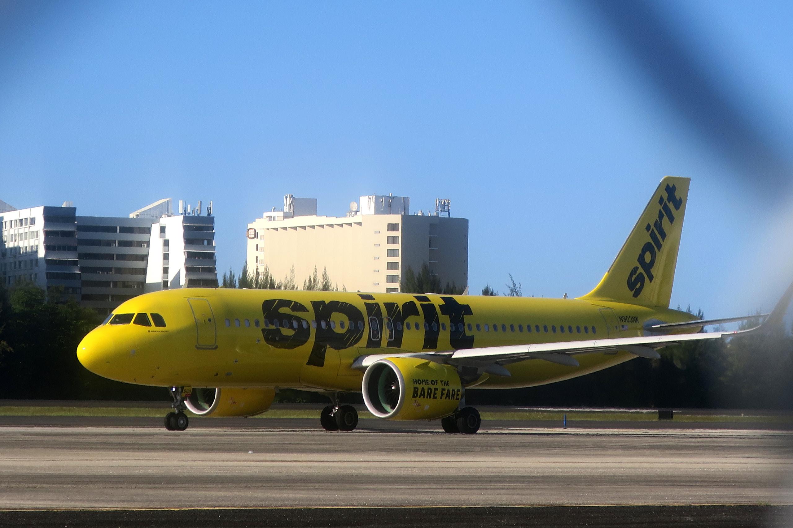 Para la tarde del lunes, la aerolínea de bajo costo Spirit Airlines había cancelado unos 270 vuelos alegando problemas meteorológicos y operativos.
