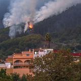 Miles son desalojados por fuego en la isla española de Tenerife 