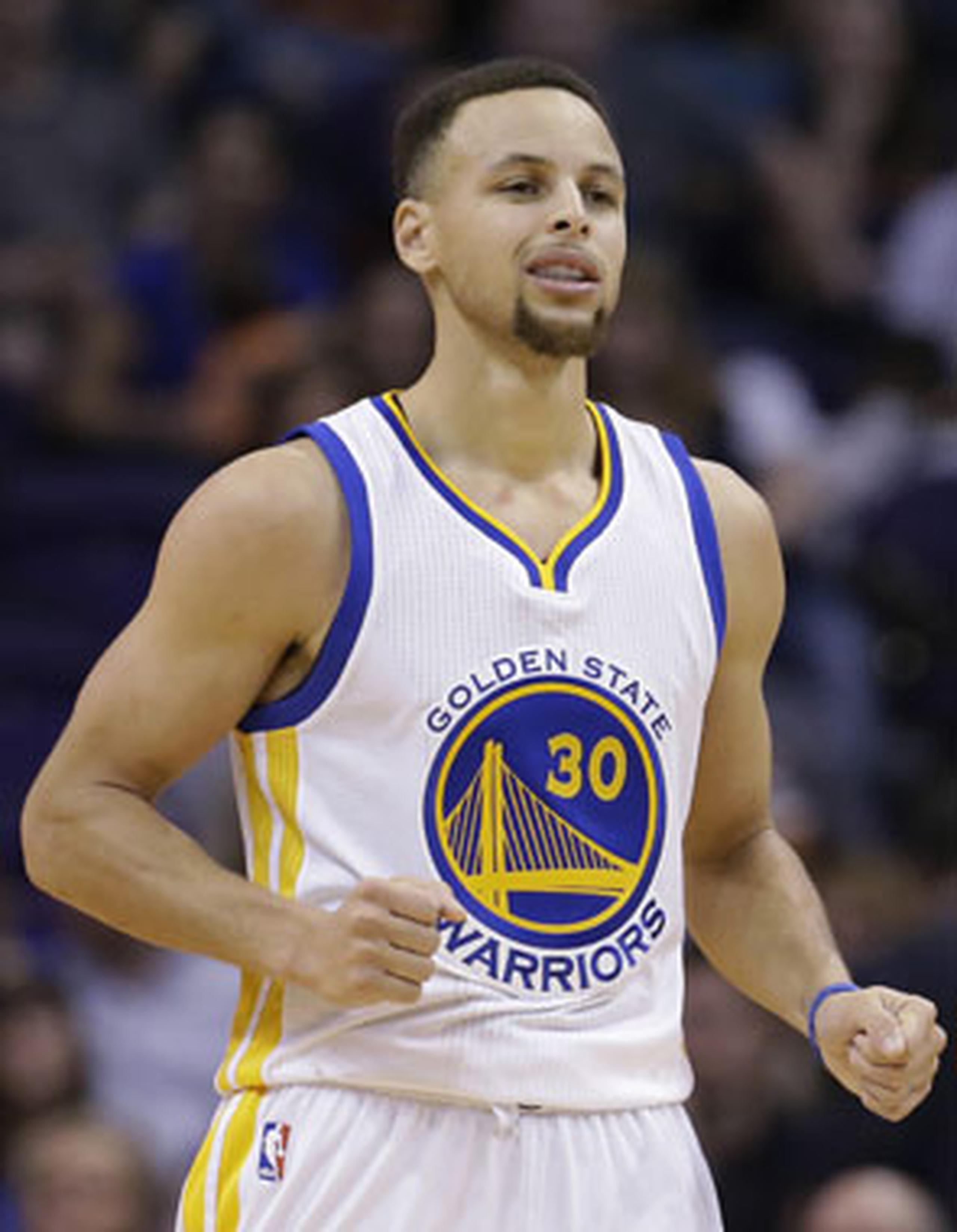 Stephen Curry ha acertado un intento desde la zona de tres puntos por 123 juegos consecutivos. (AP/Matt York)