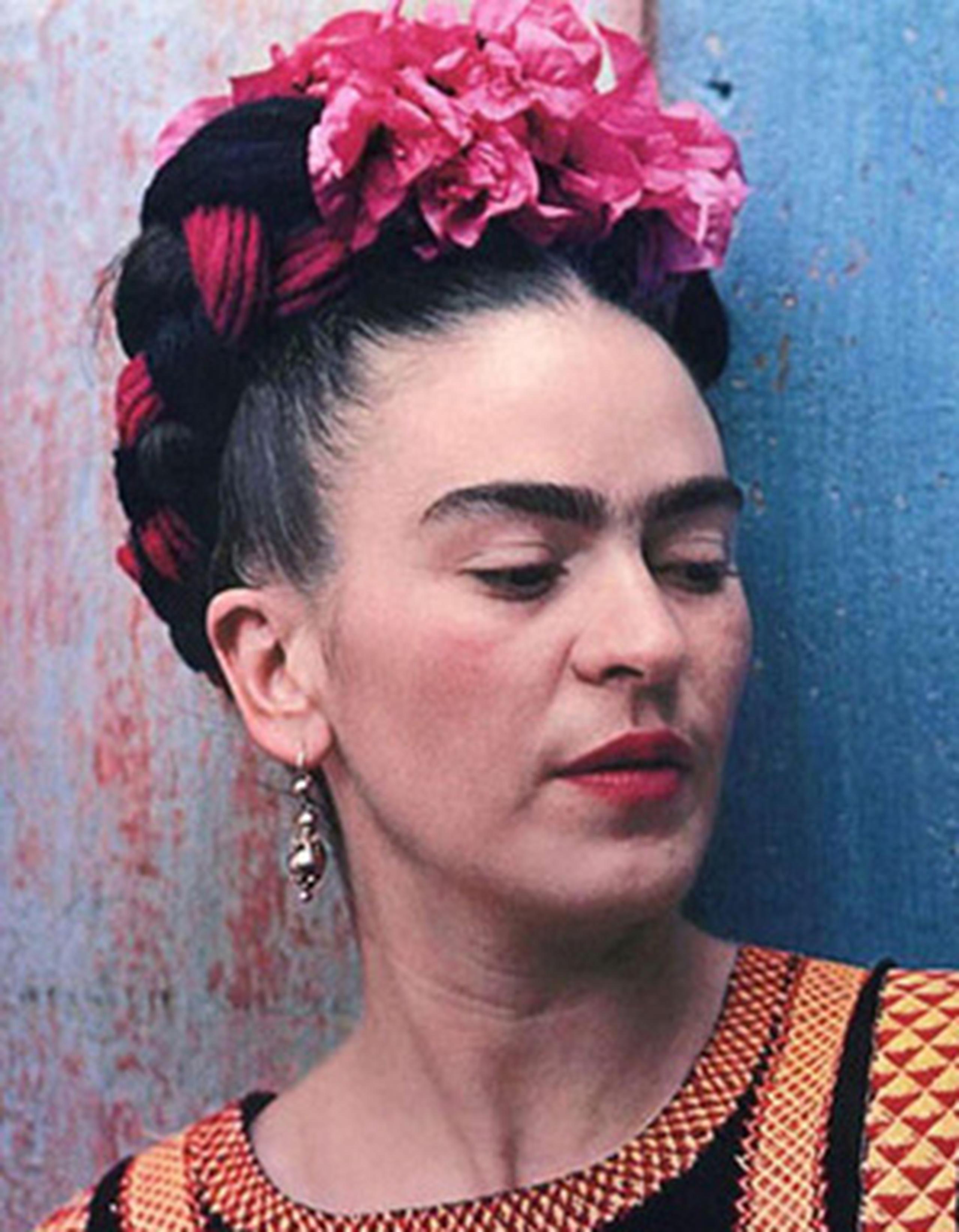 Las cejas pobladas y juntas siempre han sido un distintivo de la pintora mexicana Frida Kahlo.