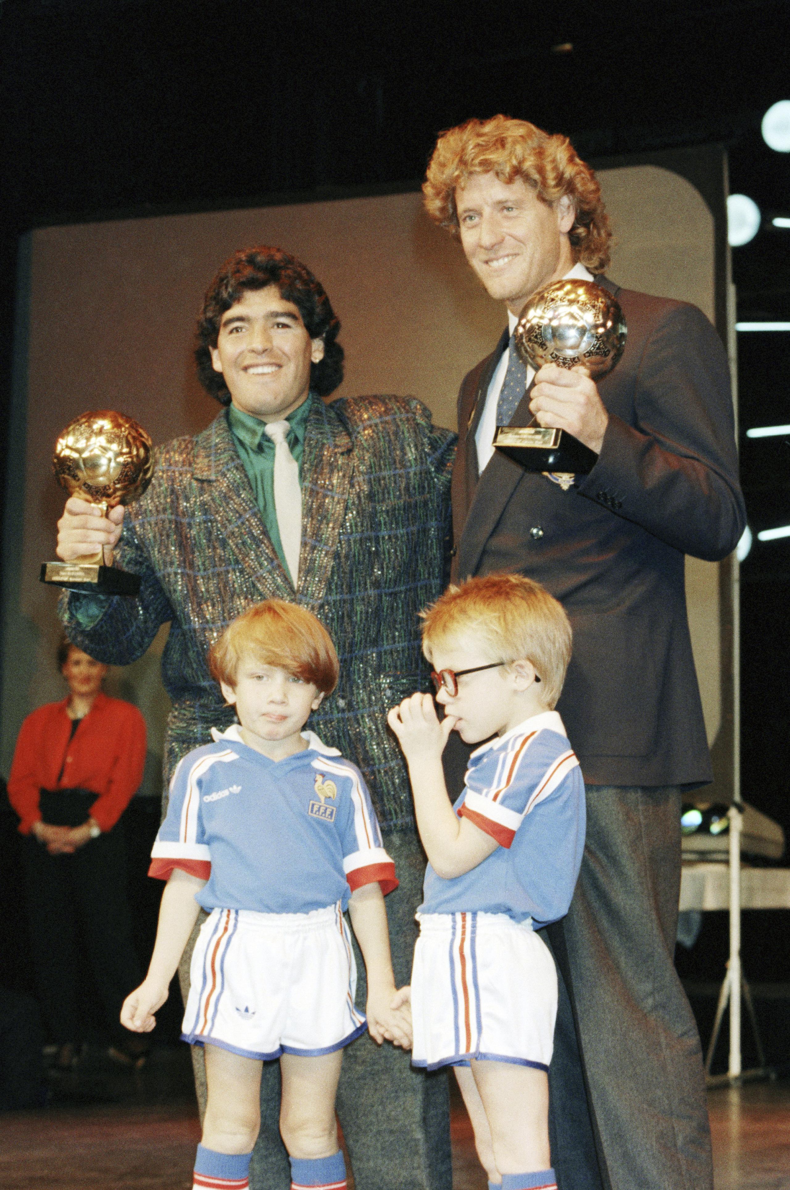 Foto del 13 de noviembre de 1986 en la que la estrella argentina Diego Maradona posa con el portero alemán Harald Schumacher con sus premios tras la Copa Mundial 1986.