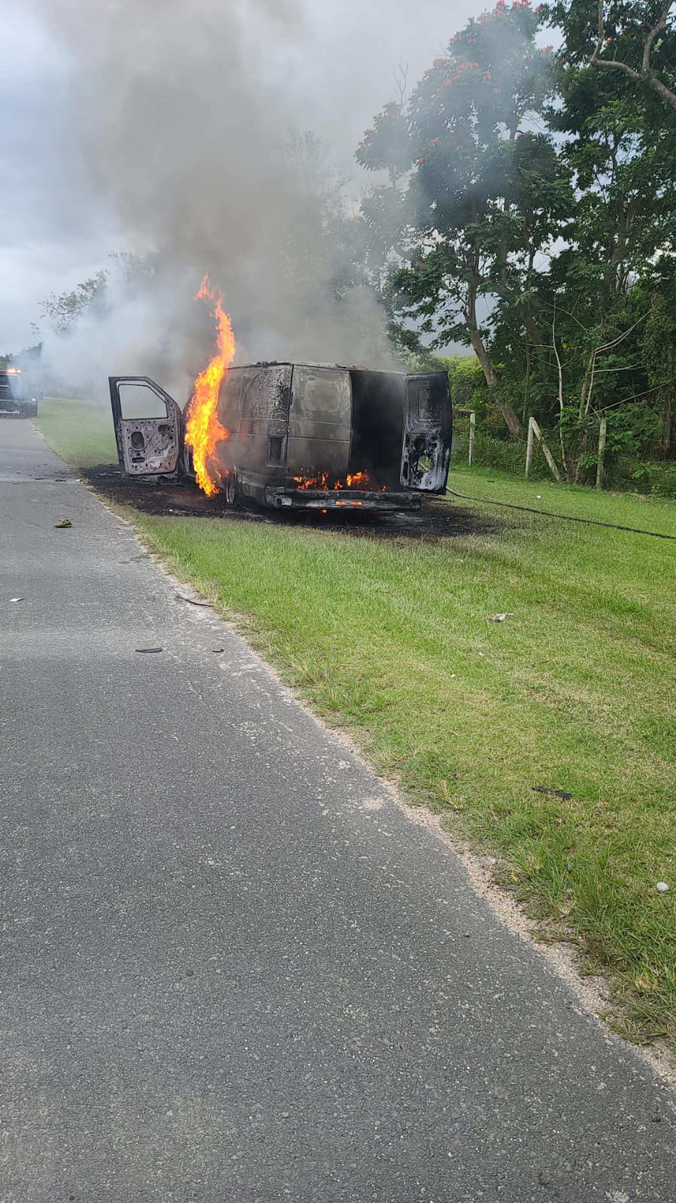 Una guagua tipo van se incendió a orillas en el kilómetro 24.9 de la autopista José de Diego en dirección de Dorado hacia San Juan. (Archivo)