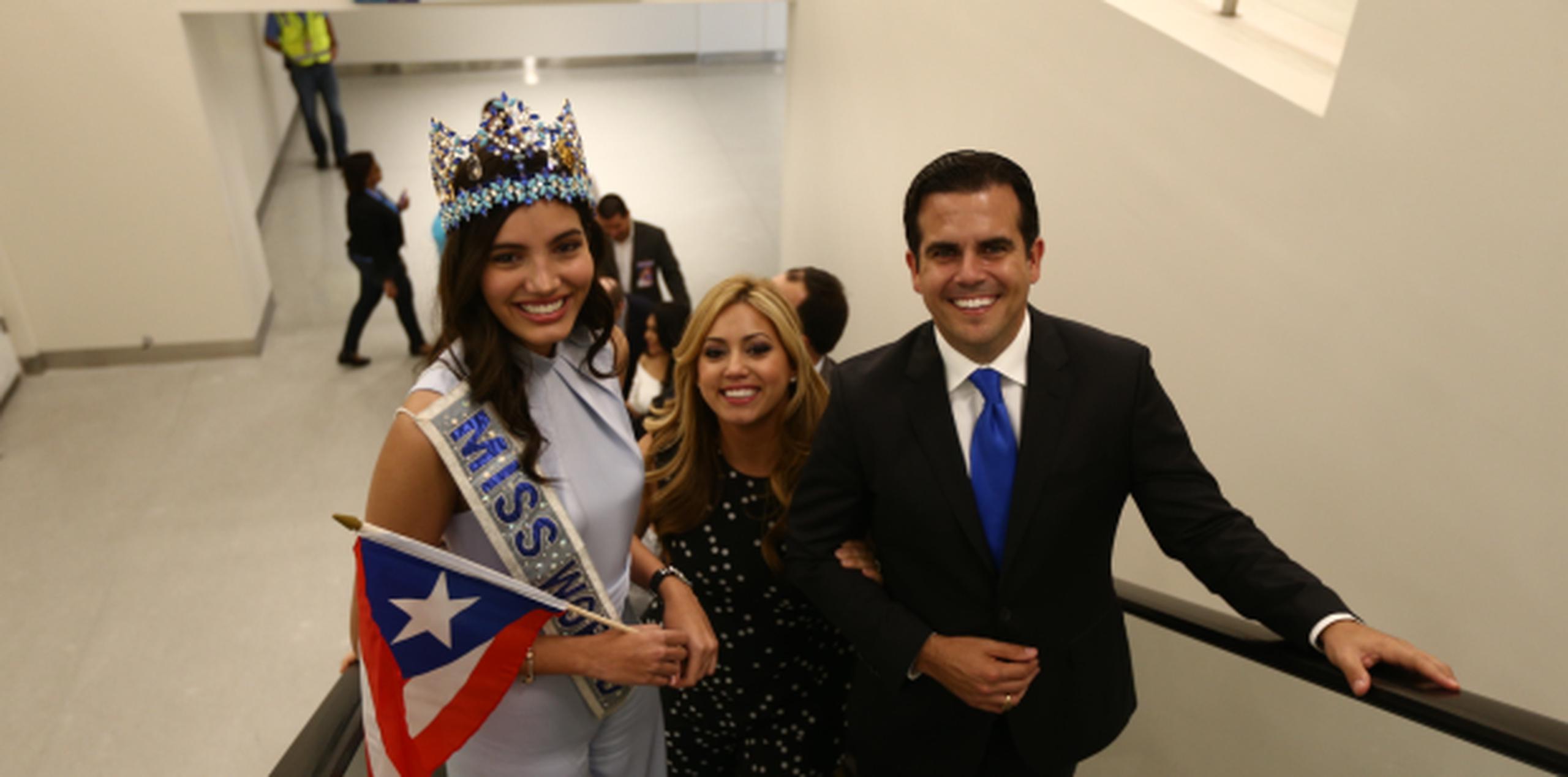 Stephanie del Valle junto al gobernador de Puerto Rico, Ricardo Rosselló; y la Primera Dama, Beatriz Rosselló. (Foto/jorge.ramirez@gfrmedia.com)