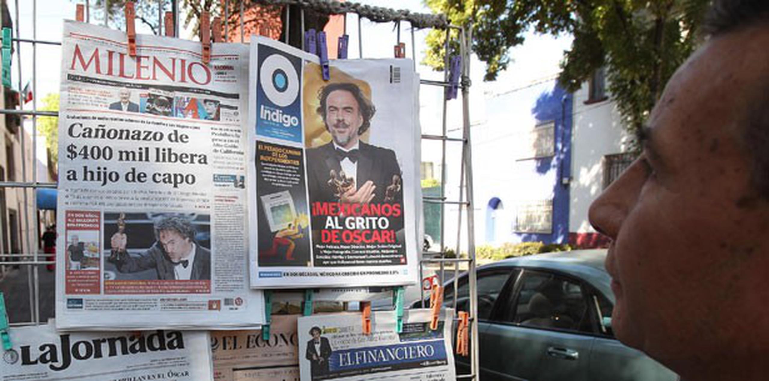 En las calles, algunos mexicanos dedicaban sus comentarios más al chiste de Penn que a lo dicho por González Iñárritu. (EFE/Alex Cruz)