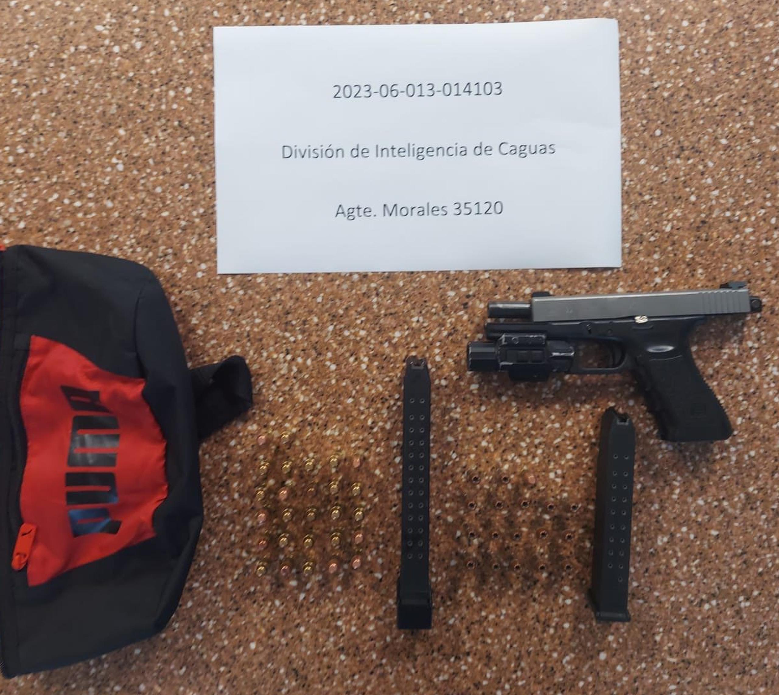 Pistolas y municiones ocupadas a Carmelo Junior Rosario Maldonado durante los actos fúnebres de un familiar en el cementerio Monte Calvario, en Caguas, el 13 de septiembre de 2023.