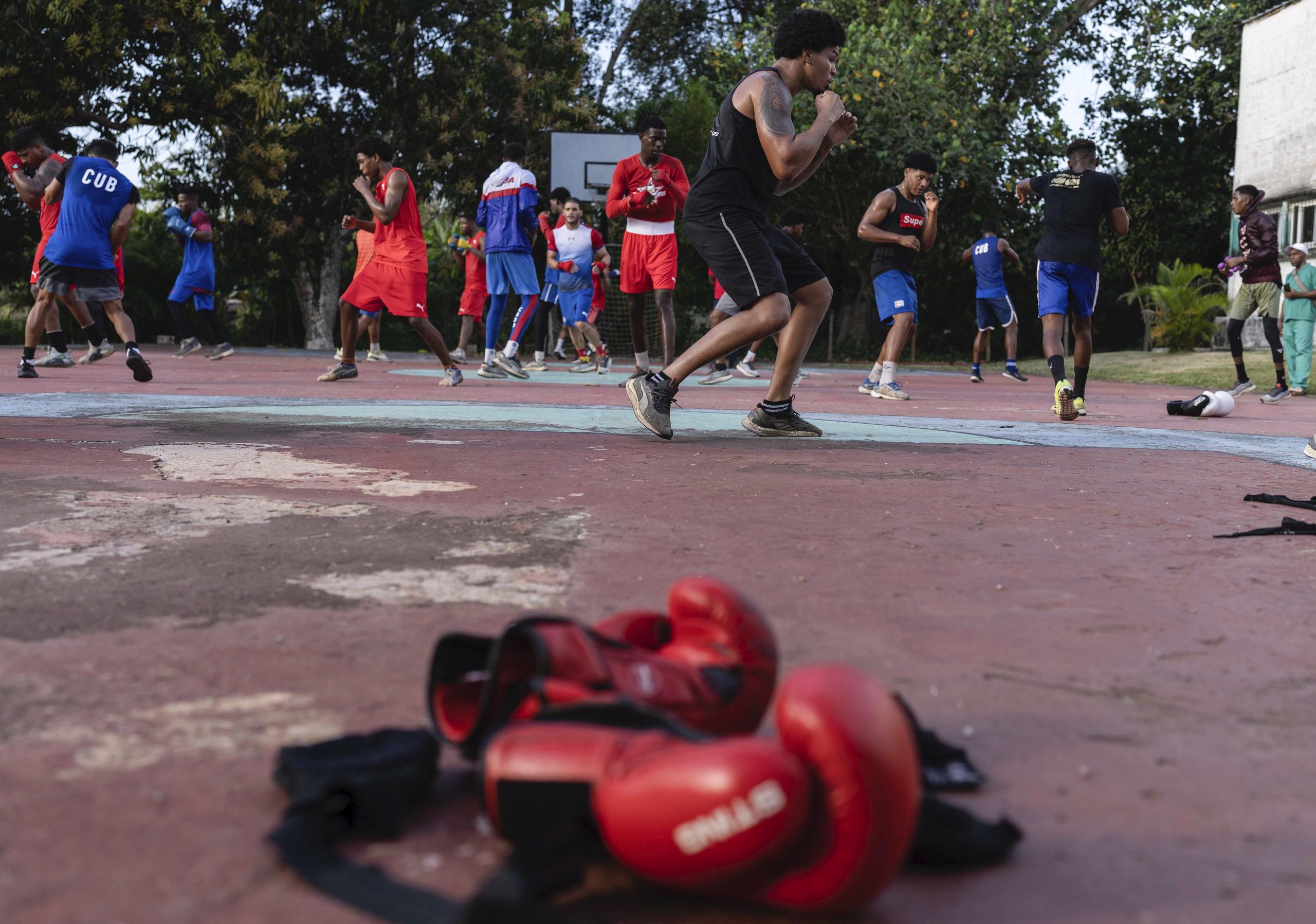 Peleadores de la Escuela Cubana de Boxeo durante un entrenamiento, el viernes 22 de marzo de 2024, en Wajay, Cuba. (AP Foto/Ramón Espinosa)
