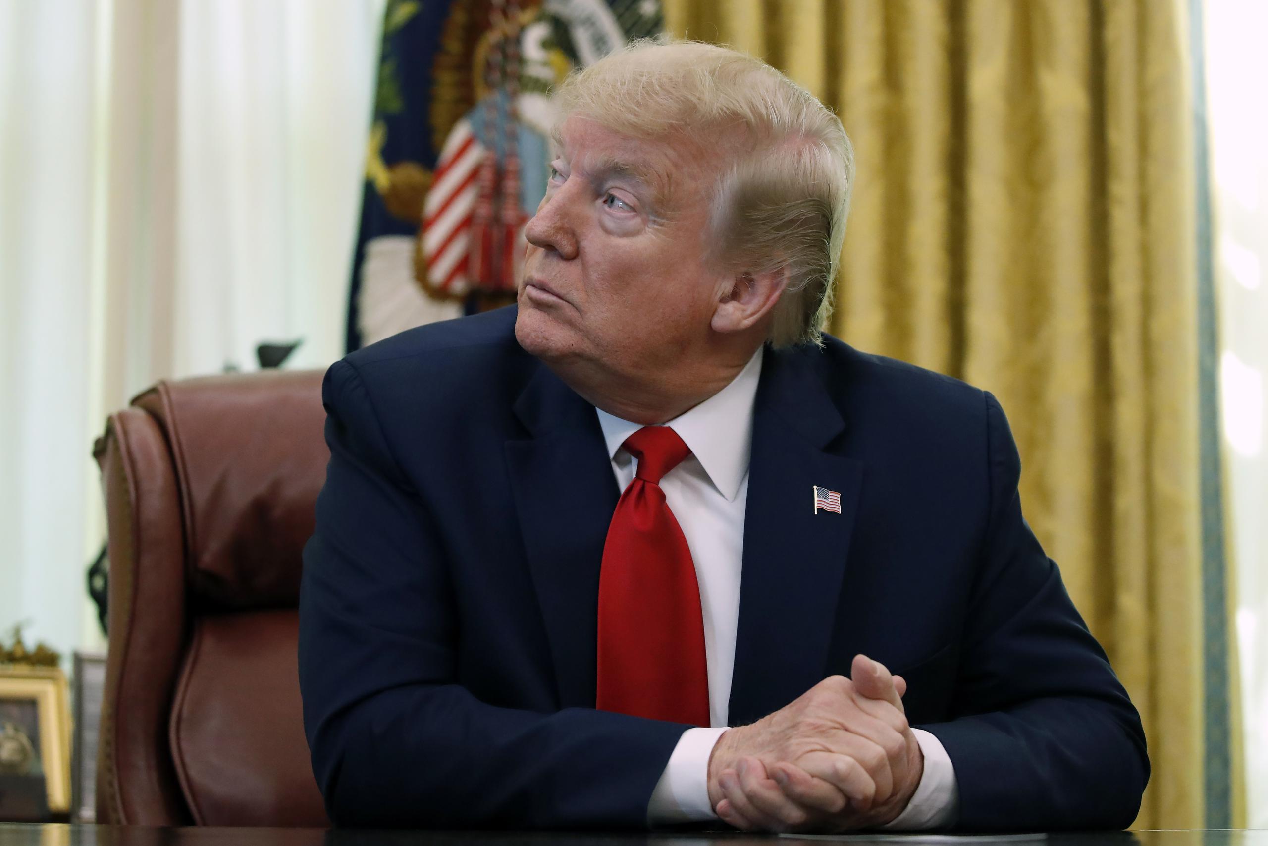 El presidente Donald Trump escucha durante una reunión en la Oficina Oval de la Casa Blanca, en Washington